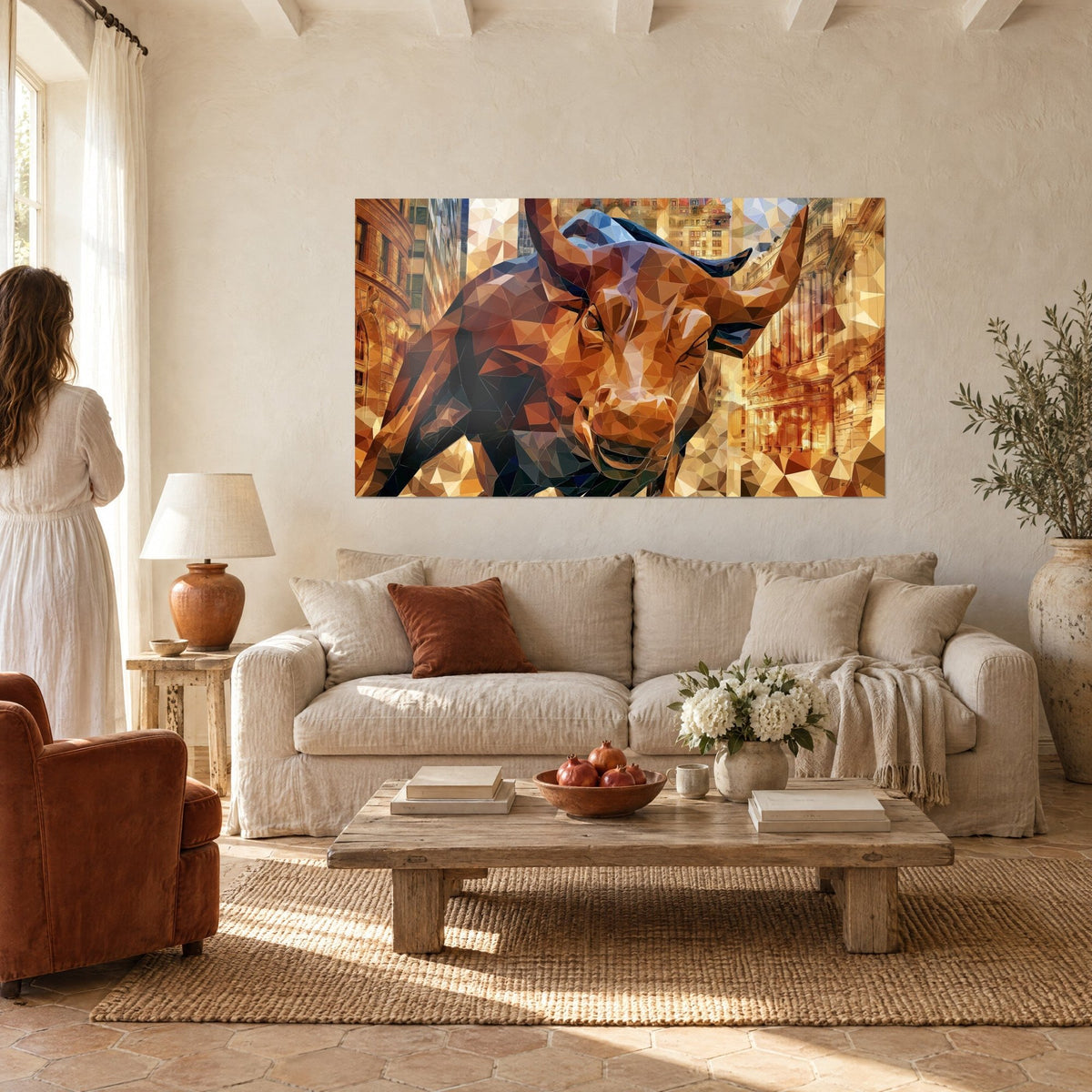 Gemälde Bronzestier mit Facetten in Kupfer und Gold, Steinfassaden im Hintergrund, Frau von hinten, über einem Sofa in einem hellen Wohnzimmer