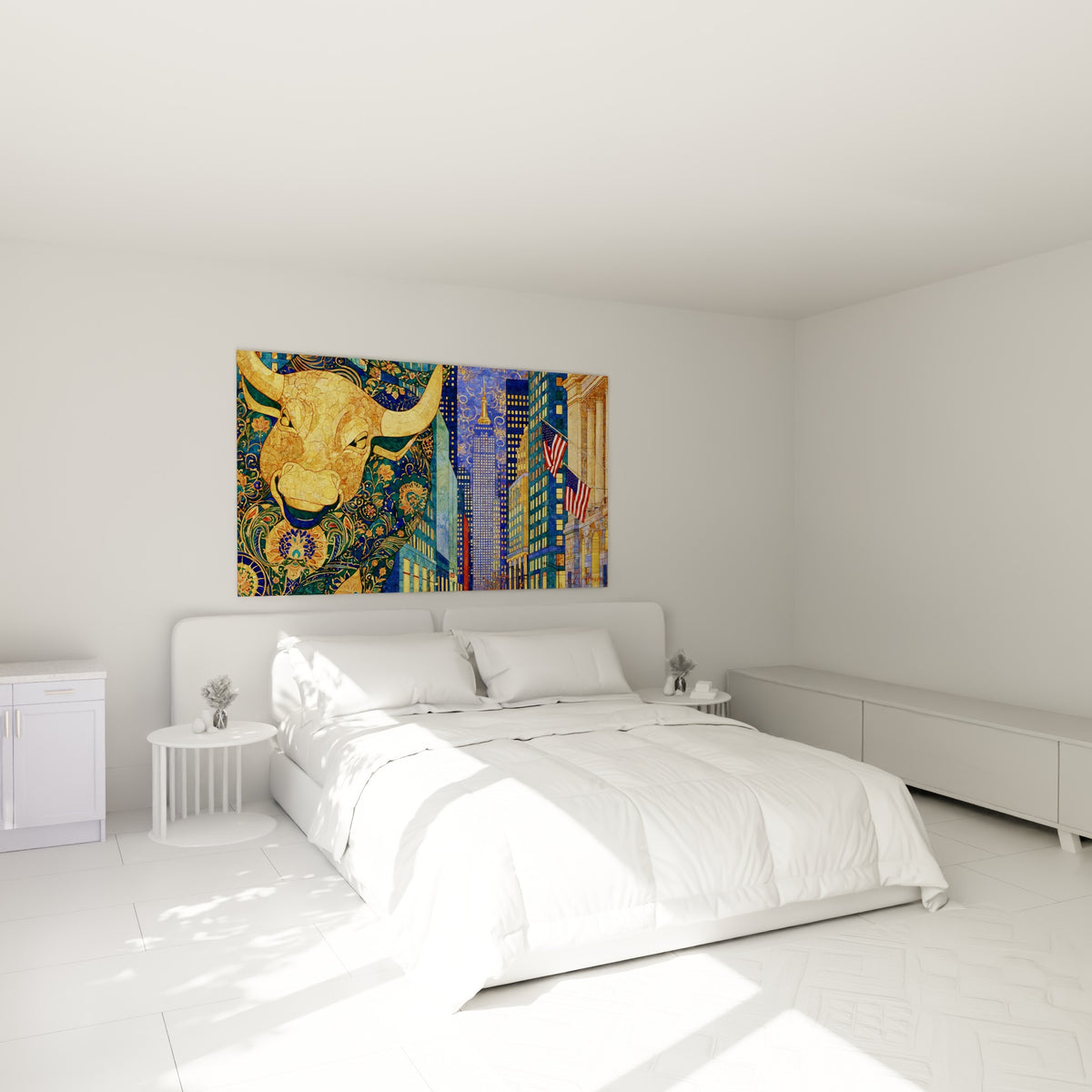 Taureau doré et bleu marine orné de fleurs, au-dessus d'un lit dans une chambre claire
