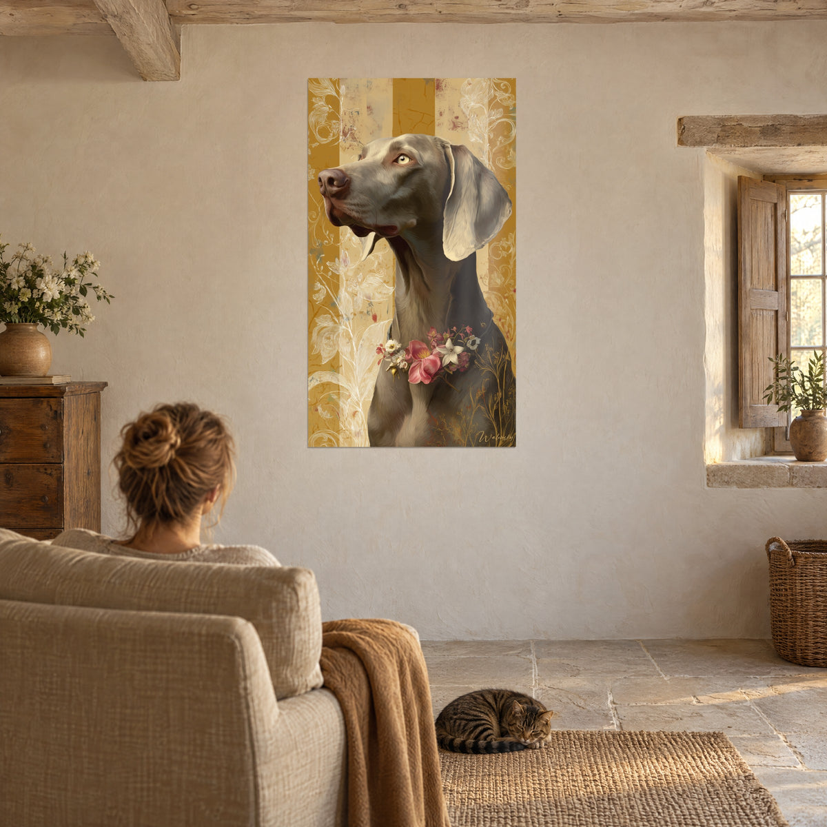Gemälde eines perlgrauen Hundeporträts mit feiner Schnauze, rosa und elfenbeinfarbene Blüten auf der Brust, goldocker Hintergrund, Frau von hinten und getigerte Katze auf einem Sessel