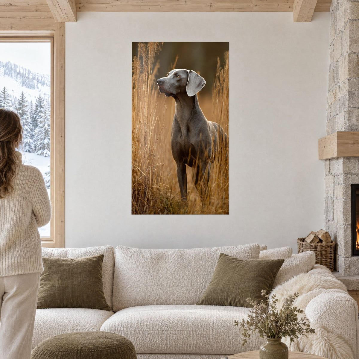 Gemälde eines silbergrauen Hundes, Schnauze zum Licht gewandt, in ockerfarbenem Gras, über einem Sofa in einem hellen Wohnzimmer