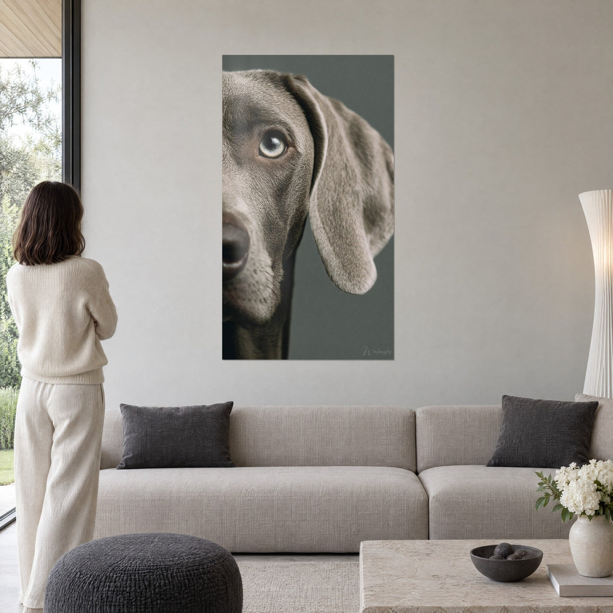 Gemälde Weimaraner-Porträt mit eisblauen Augen und silbergrauem Fell auf salbeigrünem Hintergrund, über einem Sofa in einem hellen Wohnzimmer