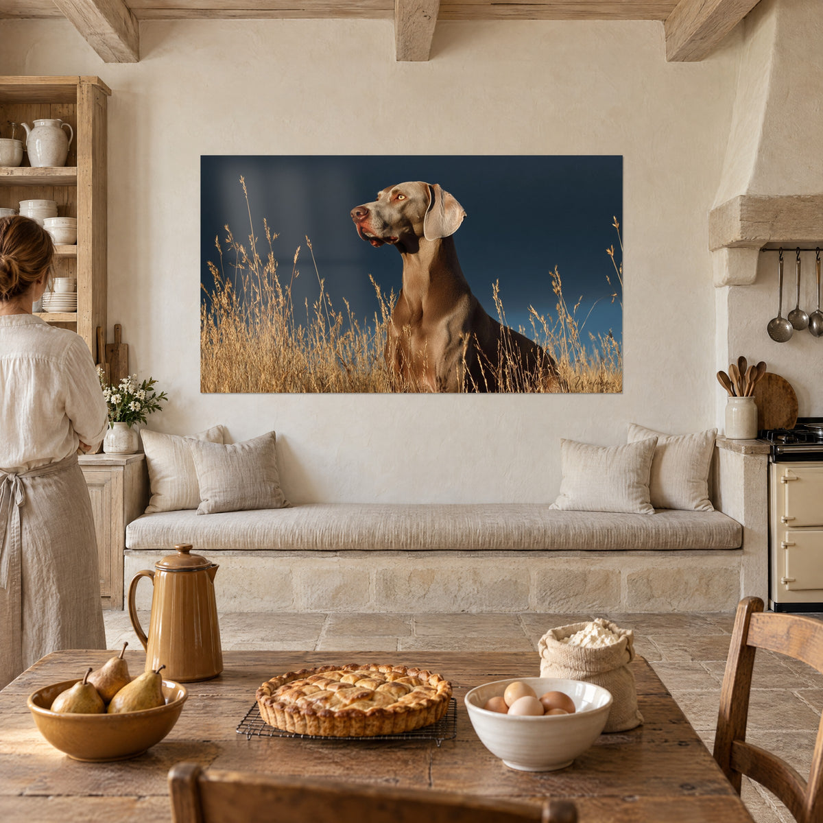 Cuadro weimaraner contemplativo, pelaje gris luminoso y espigas doradas sobre noche azulada, pared encalada de una cocina de campo