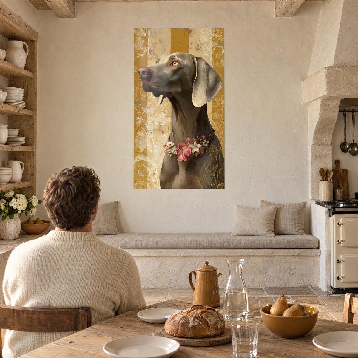 Gemälde eines aristokratischen grauen Hundes in Silberton, bernsteinfarbene Augen, Girlande aus rosa Blüten, weiße Arabesken auf gelbem Grund, ein Paar am Tisch von hinten