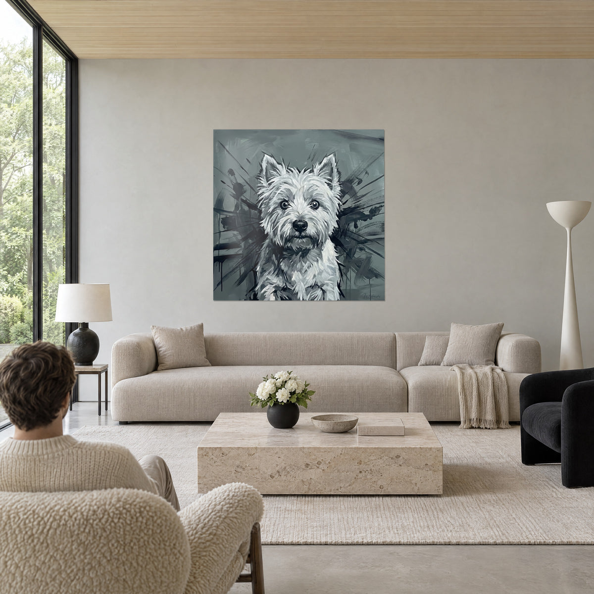 Cuadro westie de pelaje blanco despeinado sobre fondo gris verdoso salpicado de negro, persona de espaldas sobre un sofá en un salón luminoso