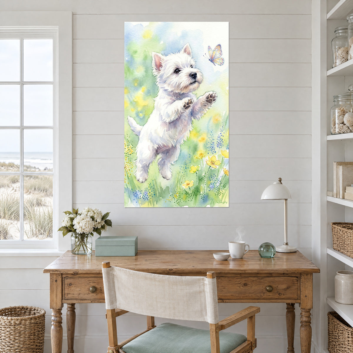 Πίνακας χαρούμενο West Highland White Terrier, λευκό τρίχωμα, πράσινο και κίτρινο λιβάδι, κρεμασμένος πάνω από γραφείο από ανοιχτόχρωμο ξύλο