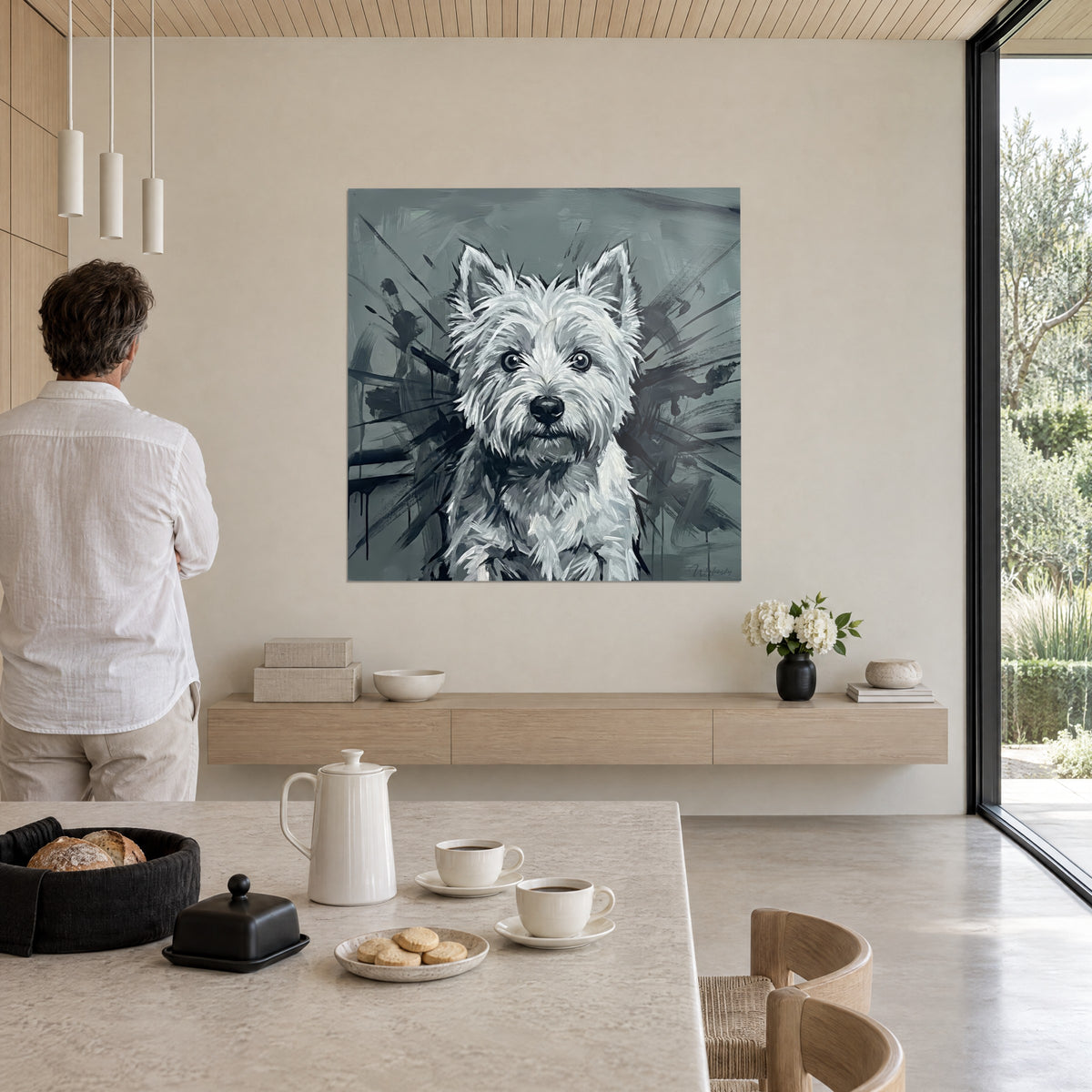 Cuadro pequeño perro de pelo blanco hirsuto, salpicaduras negras sobre fondo gris verdoso, persona de espaldas en un comedor luminoso