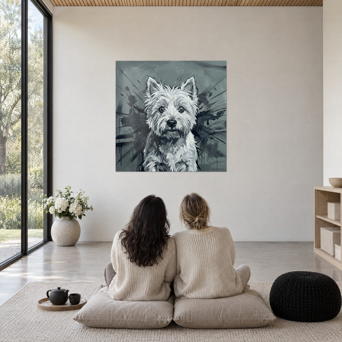 Cuadro cabeza de terrier blanco de grandes ojos redondos, gris plateado y negro tinta, dos mujeres sentadas de espaldas frente a la pared