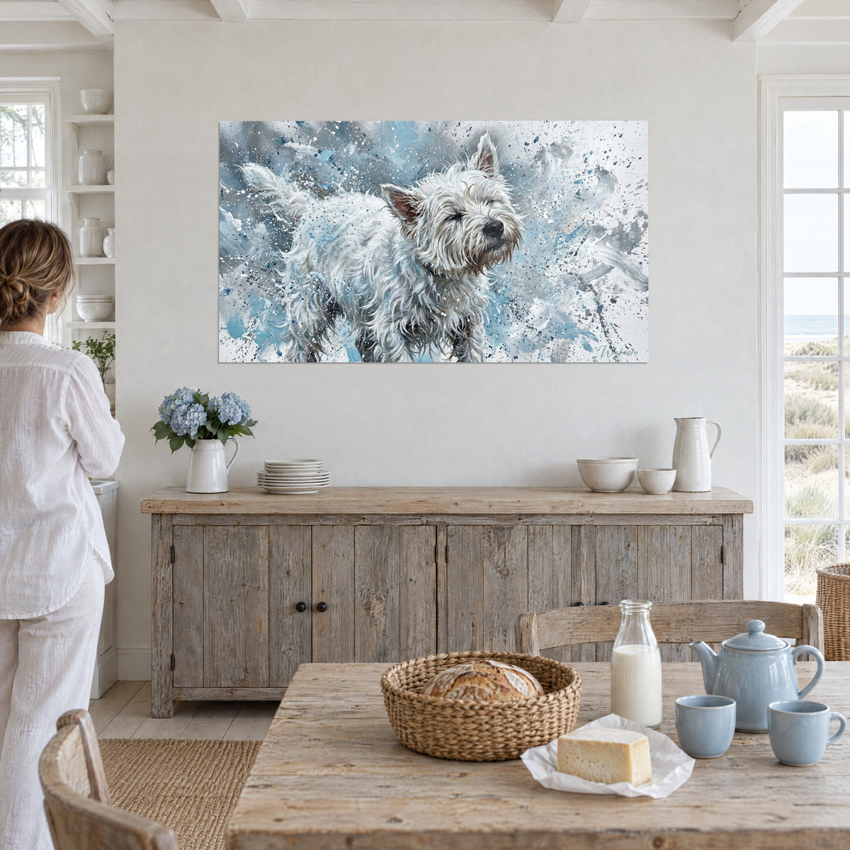 Πίνακας West Highland White Terrier εν κινήσει, λευκές ξανθιές τούφες, λεκέδες γαλάζιου αζούρ και γκρι, πλευρά τραπεζαρίας κοντά στους αμμόλοφους