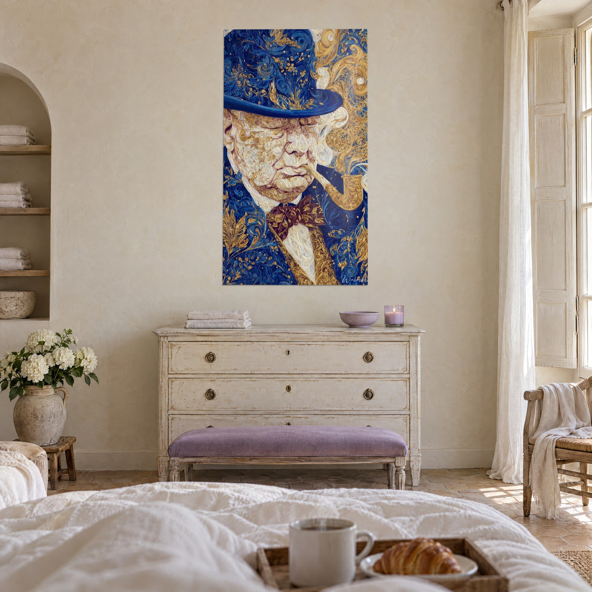 Cuadro rostro arrugado de párpados cerrados, pipa-puro dorada y fondo azul cobalto arremolinado, sobre una cama en un dormitorio luminoso