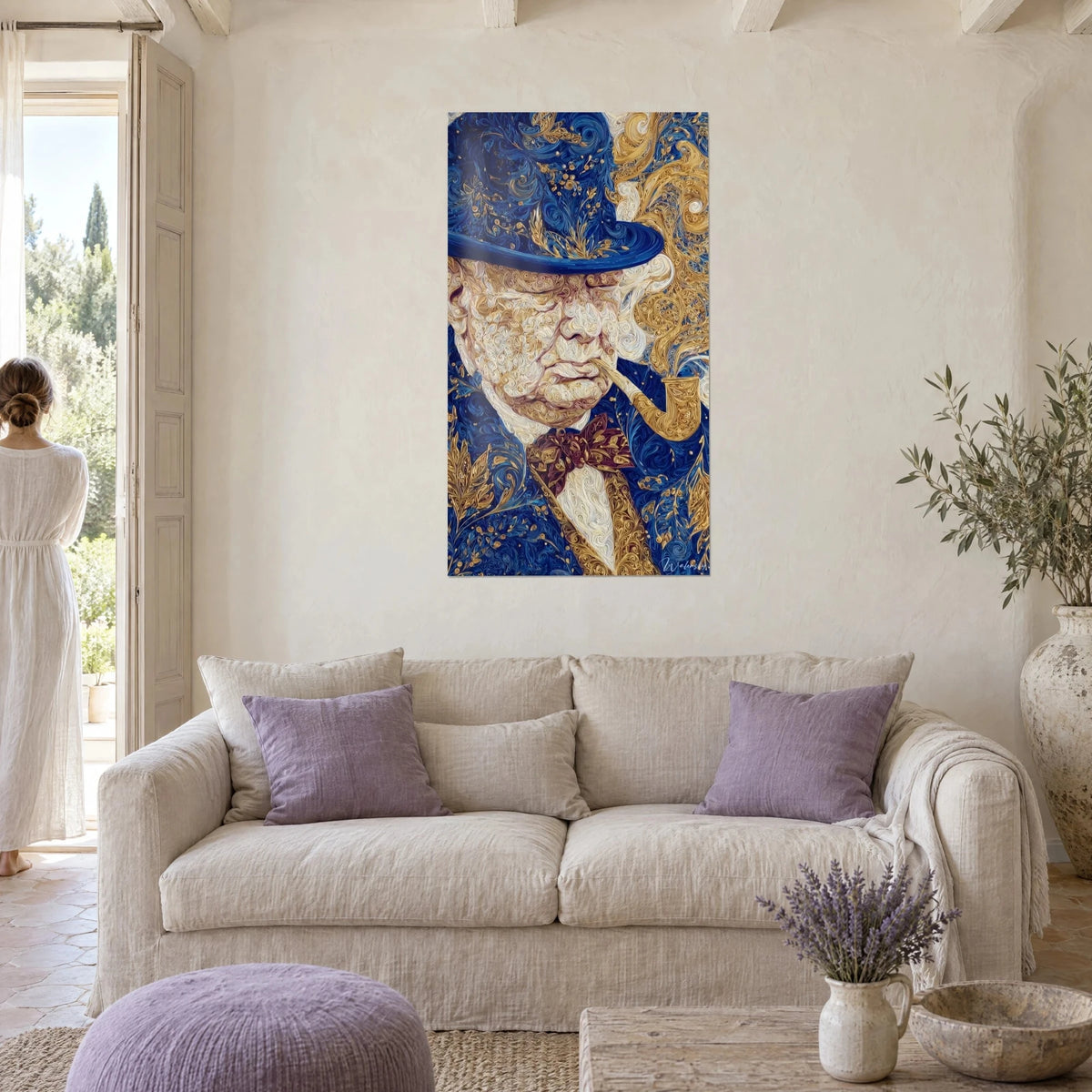 Schilderij portret van een man met koningsblauwe bolhoed en pijp, gouden krullen, boven een bank in een lichte woonkamer