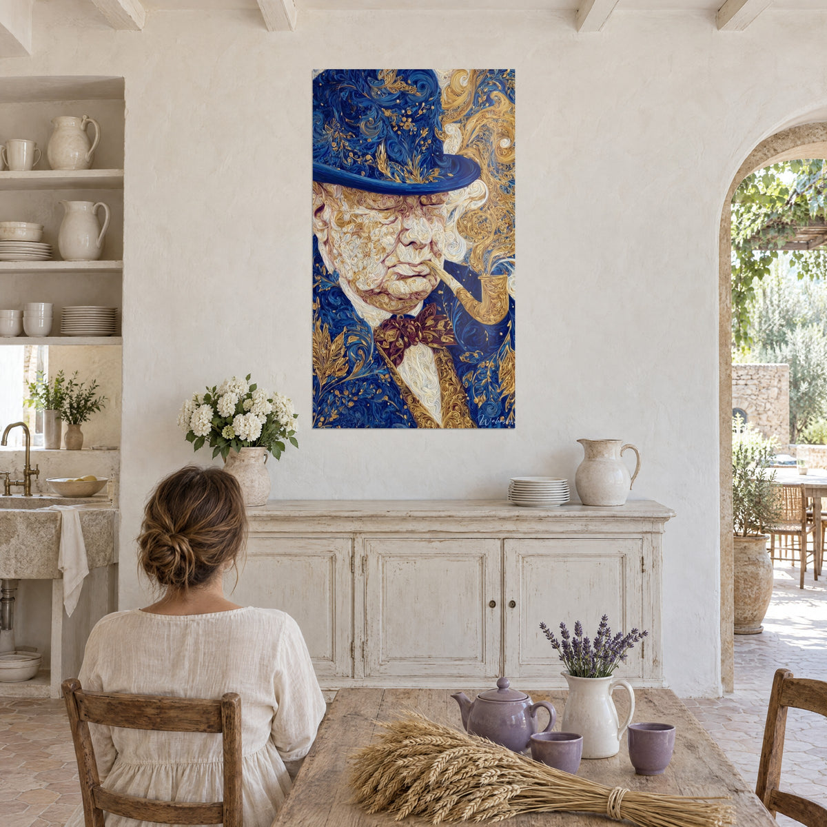 Cuadro estadista en quilling azul y dorado, bombín cobalto y pipa ámbar, muro de piedra clara, una mujer de espaldas en su mesa