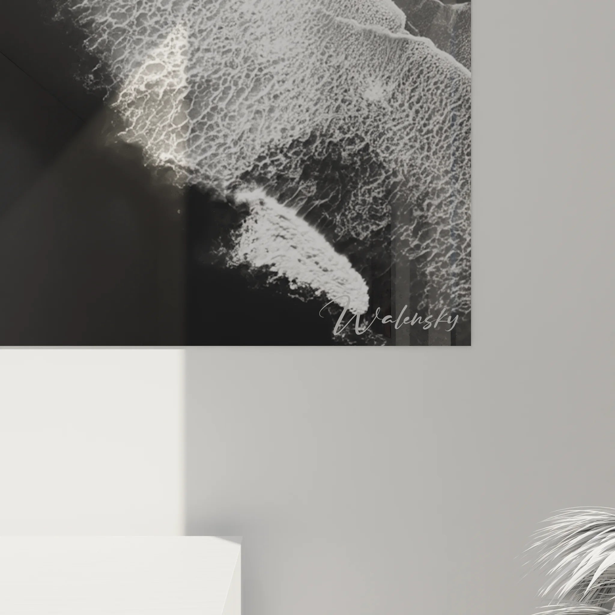 Vue ensemble tableau XXL côte océanique noir blanc dans salon contemporain décoration murale