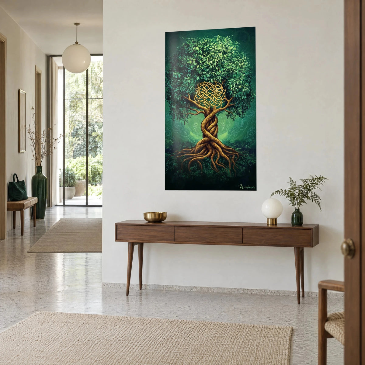 Gemälde Yggdrasil mit gedrehtem goldenen Stamm und grüner Blätterkrone, ockerfarbener keltischer Knoten, an einer beigen Wand neben einer Konsole