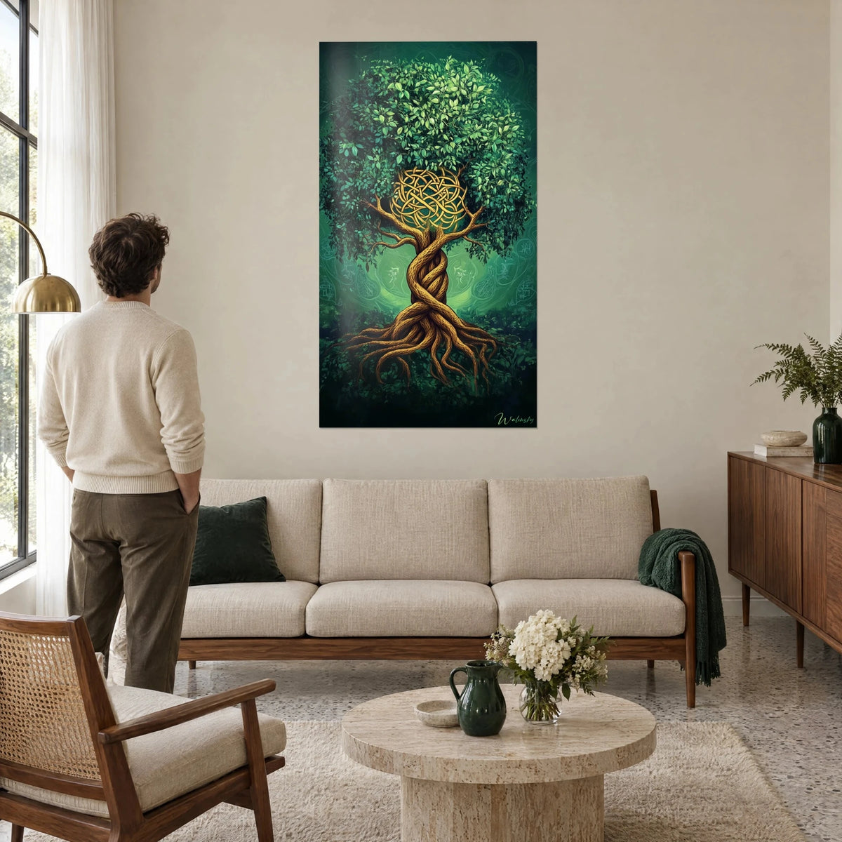 Gemälde Baum des Lebens mit verflochtenen goldenen Wurzeln, smaragdgrünes Laub, türkisfarbener Hintergrund, über einem Sofa in einem hellen Wohnzimmer