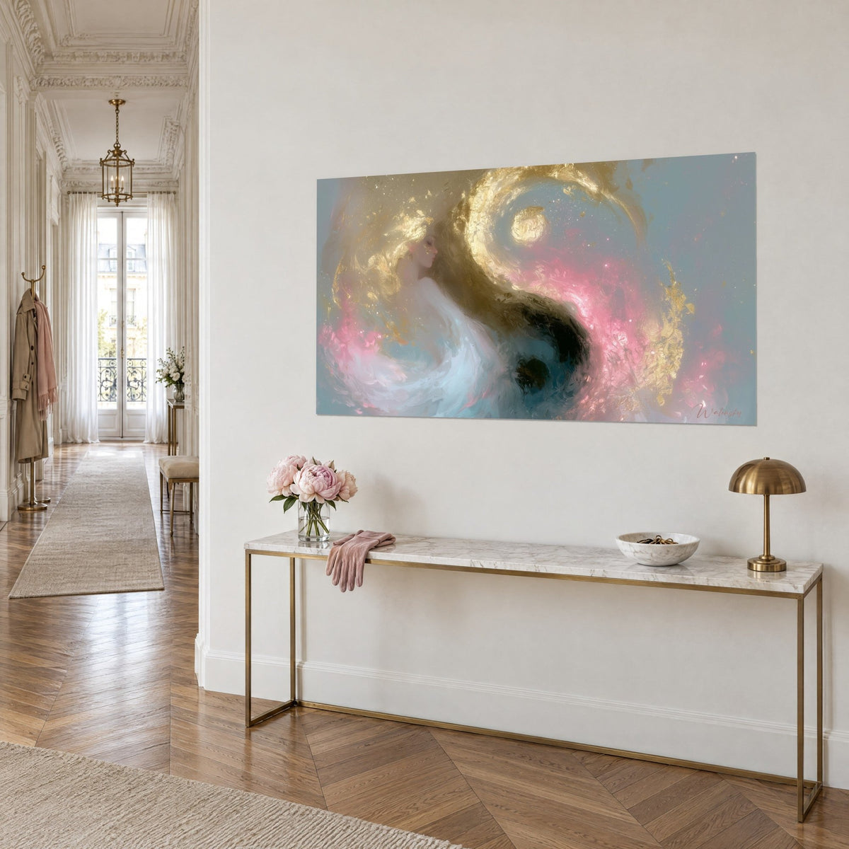 Quadro ritratto femminile di profilo, capelli dorati vorticosi e nuvole rosa su azzurro pallido, visto di tre quarti su una consolle