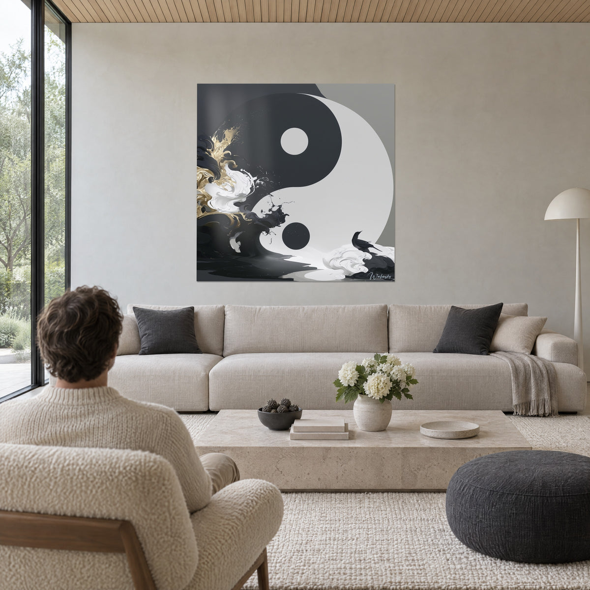Tableau symbole yin yang noir et blanc, vagues d'encre éclaboussées d'or, oiseau sombre, au-dessus d'un canapé dans un salon lumineux