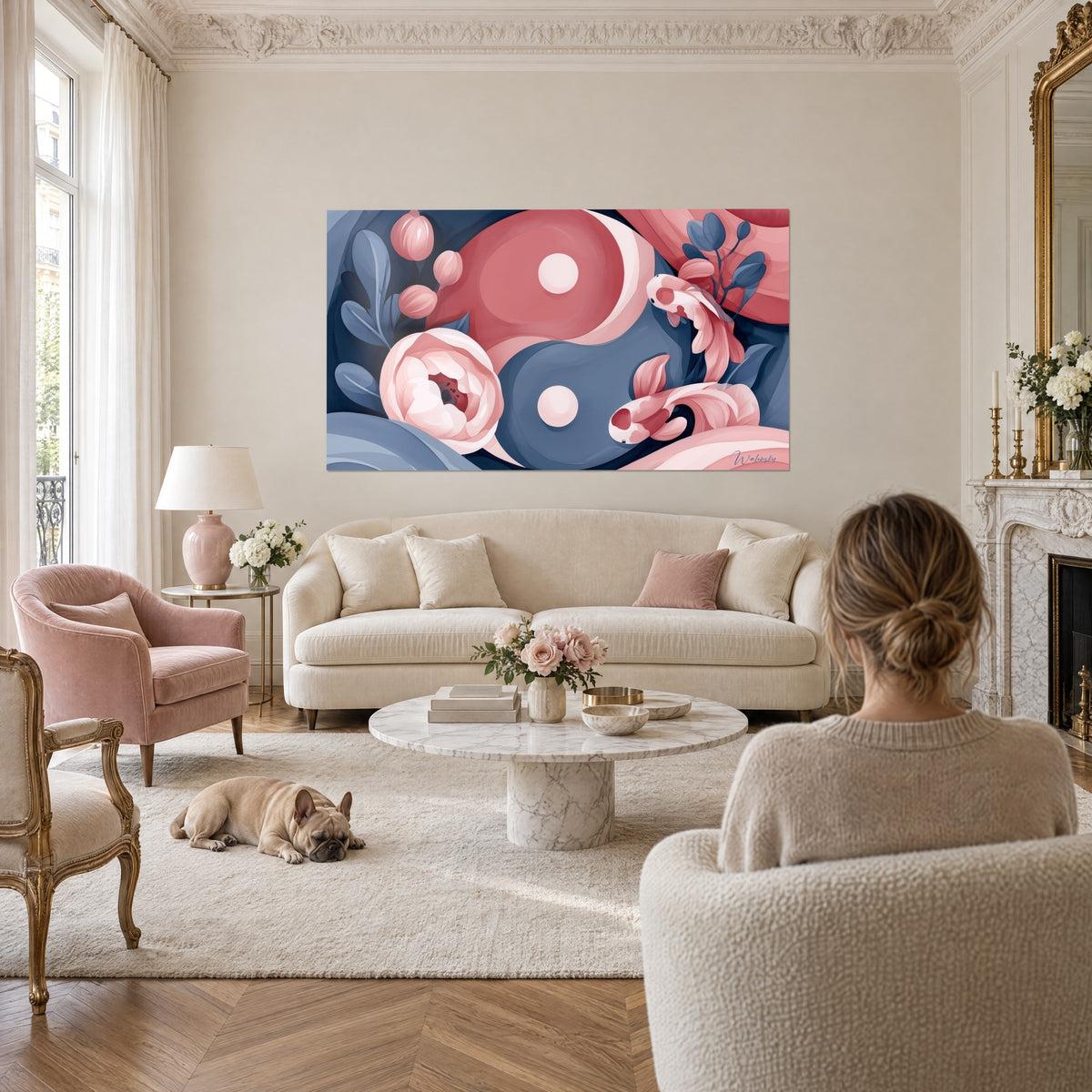 Quadro yin yang in sfumature di rosa cipria e blu ardesia, carpe koi e peonia, donna di spalle, bulldog, sopra un divano in un soggiorno luminoso