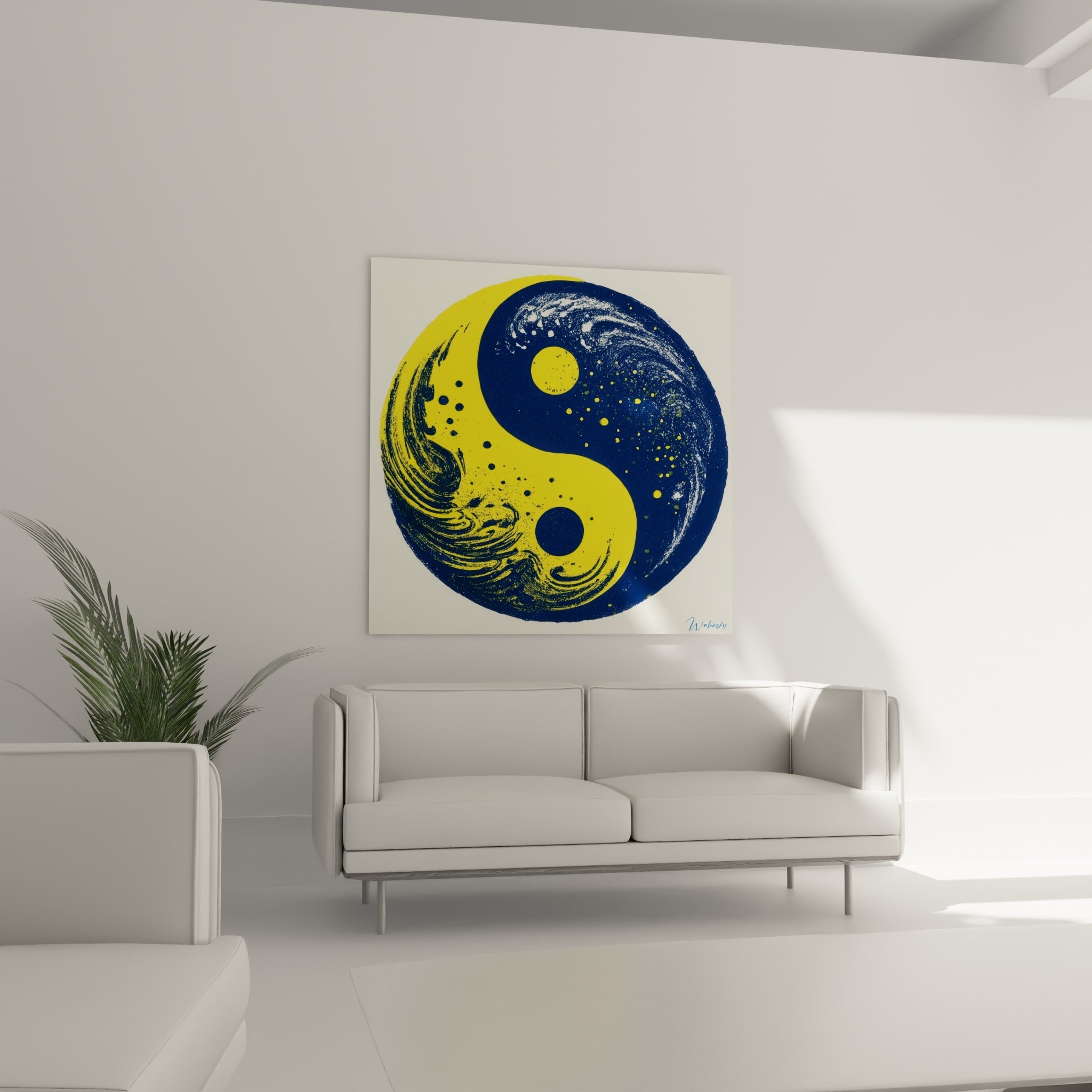 Symbole Yin Yang aux vagues jaunes et taches bleu marine, au-dessus d'un canapé dans un salon lumineux