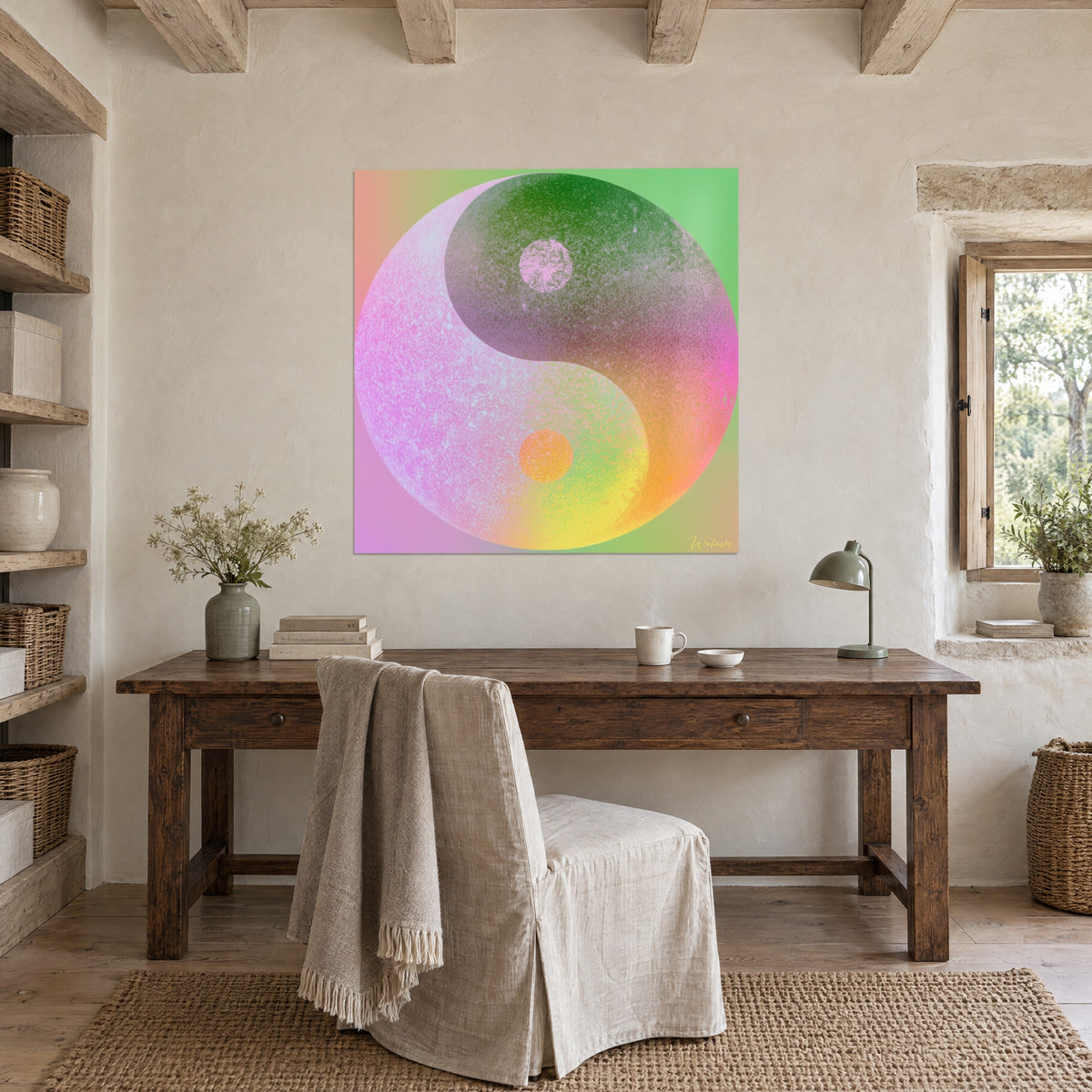 Tableau disque yin yang granuleux rose lilas et vert forêt, centré sur le mur d'un bureau au bois brut, fenêtre en pierre