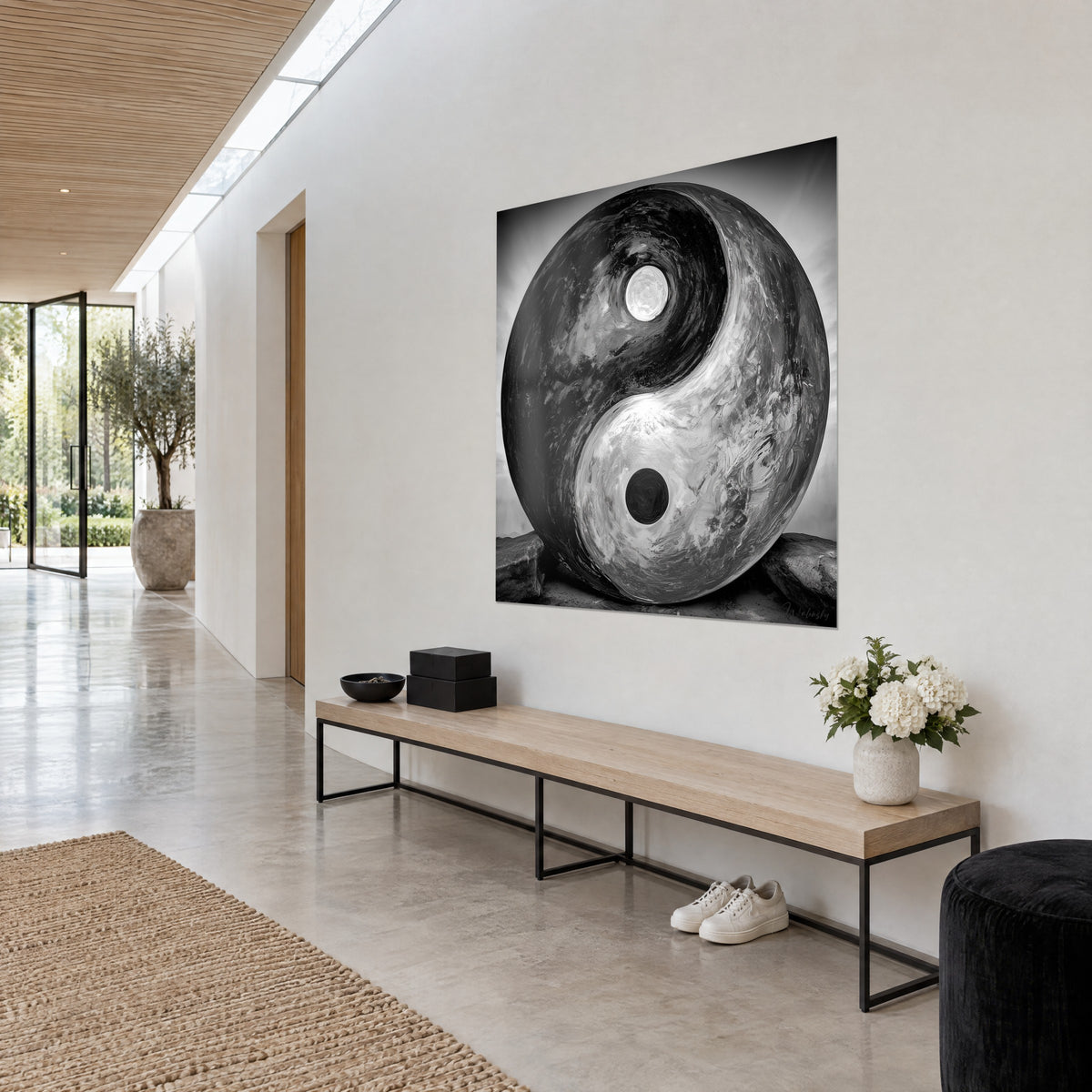 Tableau symbole d'équilibre en noir d'encre et gris perle, vu de trois quarts dans un couloir clair au-dessus d'un banc en bois