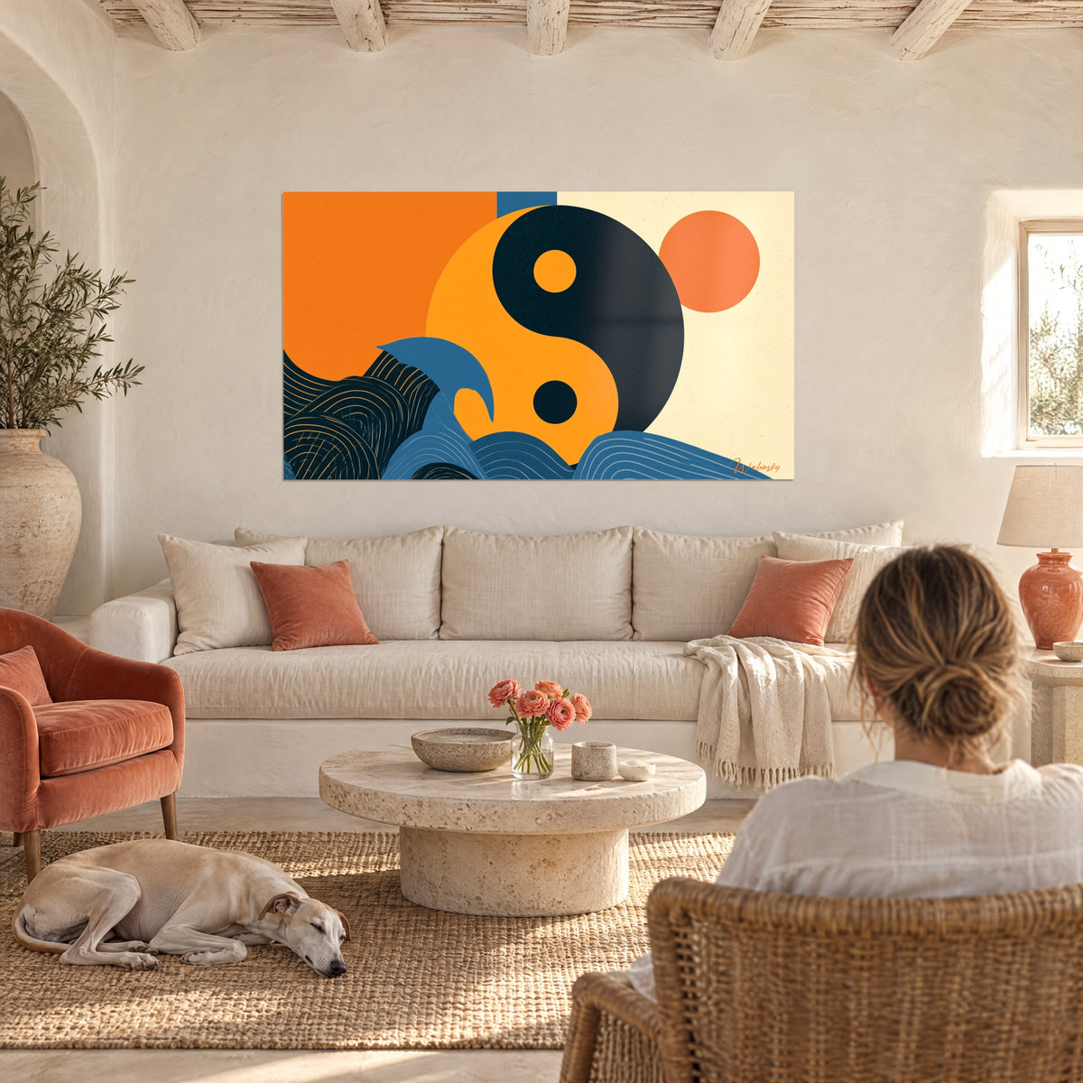 Πίνακας με σύμβολο yin yang σε ώχρα και μαύρο πάνω από μπλε ναυτικού κύματα, γυναίκα και λαγωνικό στο προσκήνιο, πάνω από έναν καναπέ σε φωτεινό σαλόνι
