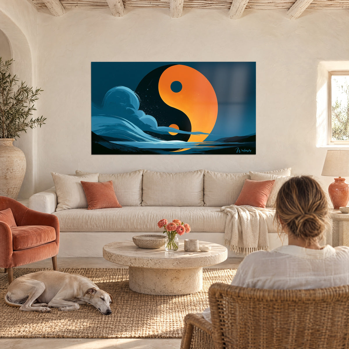 Obraz yin yang w pomarańczowym i czarnym na nocnym błękitnym niebie, jasna fala w spiralę, kobieta tyłem i chart, nad sofą w jasnym salonie