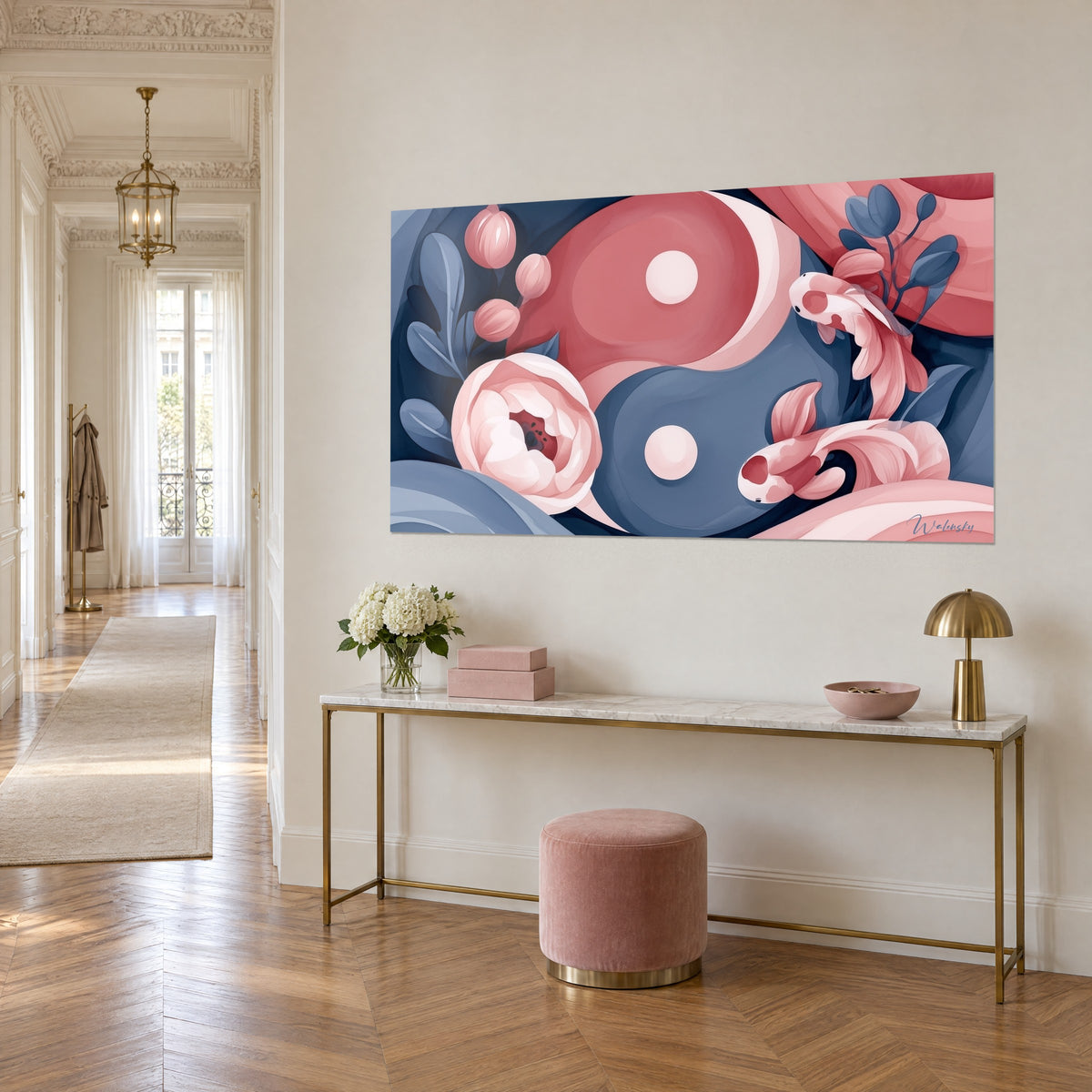 Quadro con il simbolo yin yang in cui due carpe koi rosa madreperla si intrecciano attorno a una peonia, sfondo blu notte, console dorata, parquet haussmanniano