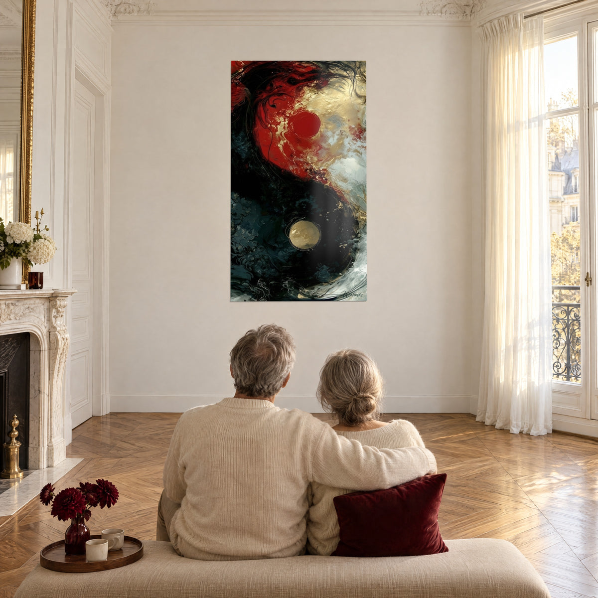 Πίνακας yin yang ζωγραφισμένος, αιματοκόκκινο, μαύρο, χρυσό και περλέ λευκό, ζευγάρι αγκαλιασμένο από την πλάτη σε καναπέ μπροστά στον τοίχο ενός σαλονιού