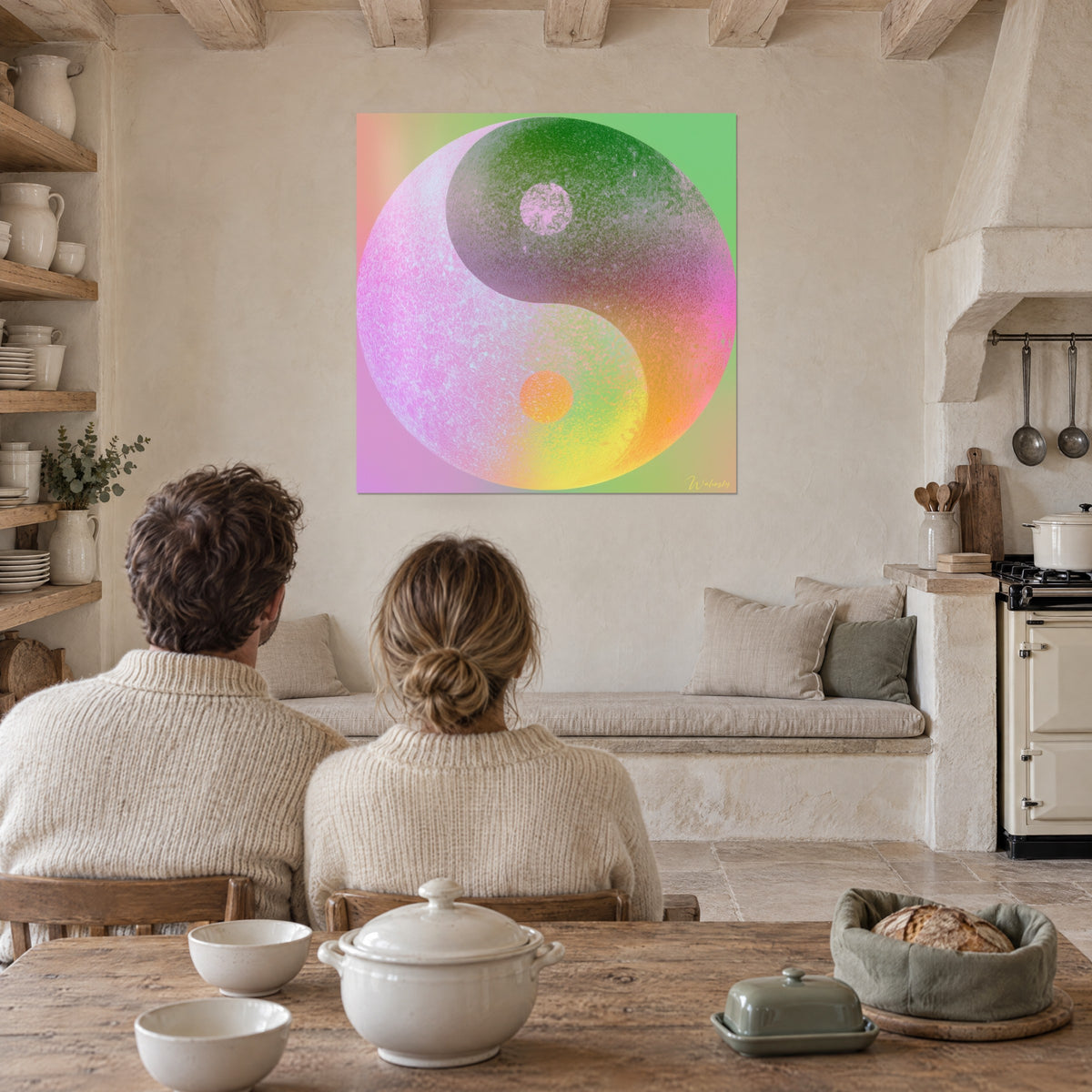 Tableau emblème taoïste rose et vert texturé, reflets jaune et orange, face à deux personnes attablées dans une cuisine en pierre