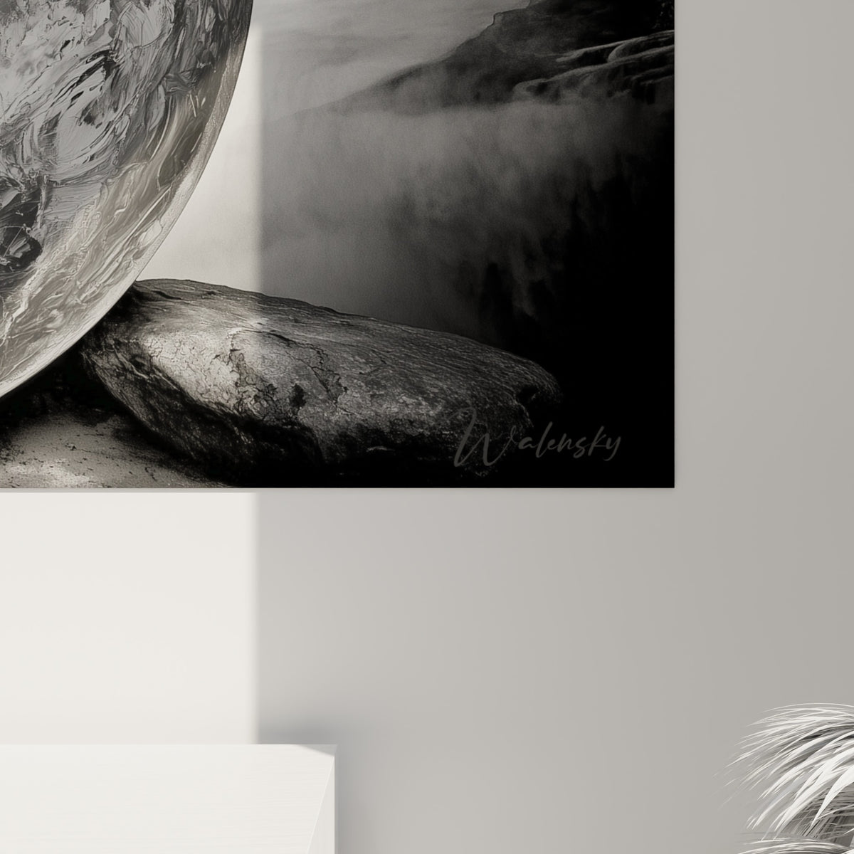 Détail des veines marbrées noir anthracite et blanc perle sur la sphère Yin Yang, effet pierre polie