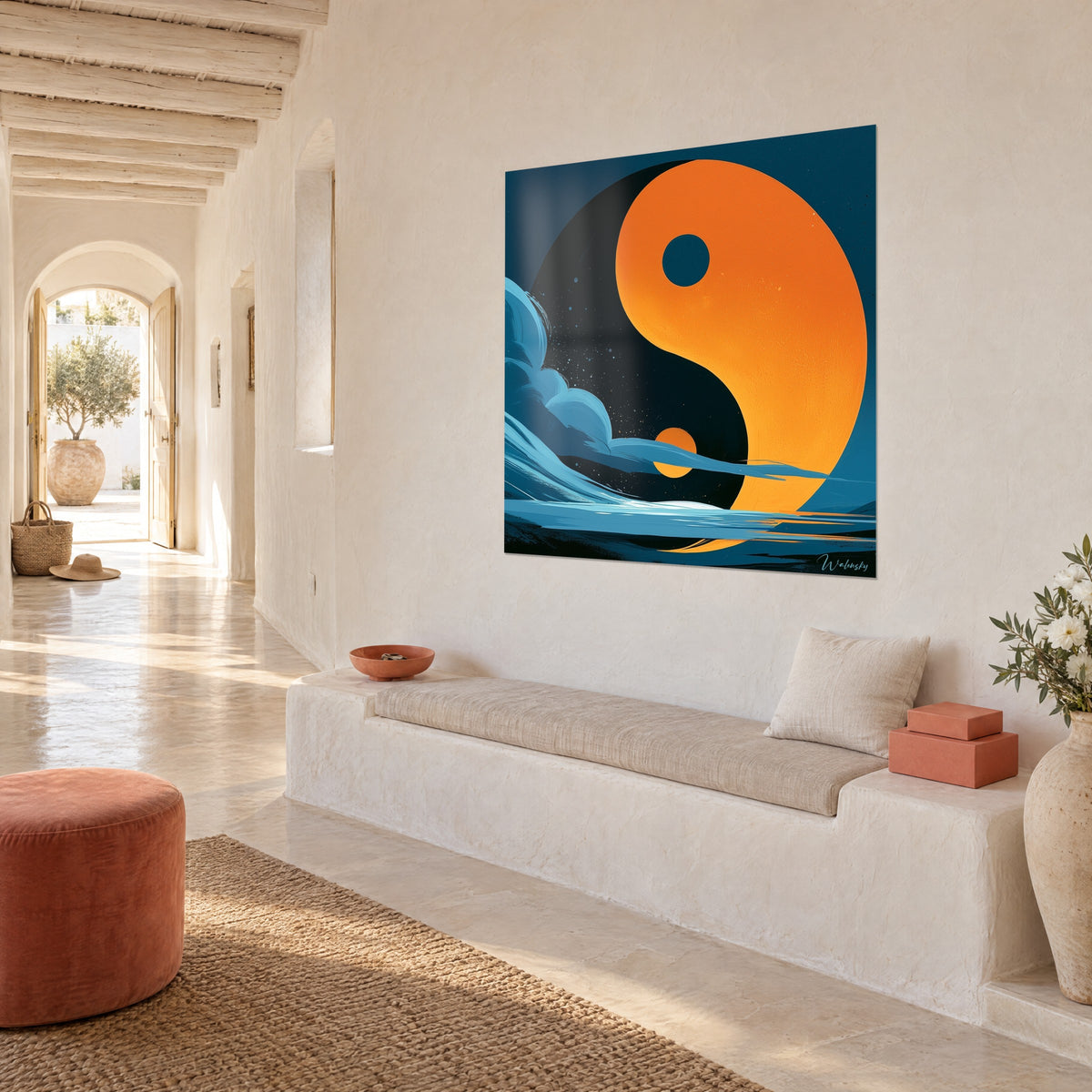 Tableau yin et yang en aplat orange et noir, houle bleue au premier plan, vu de trois-quarts, mur blanc