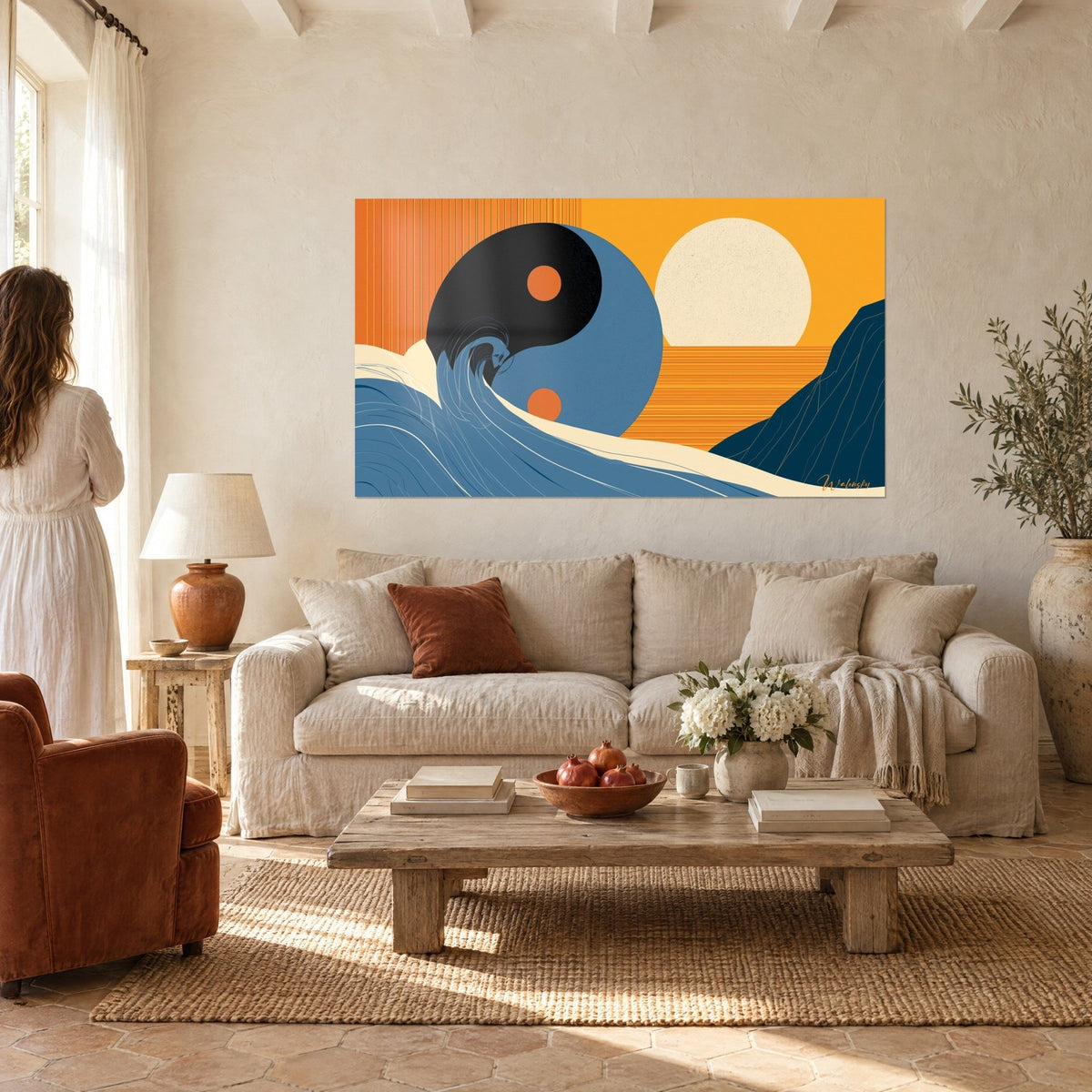 Gemälde mit Yin-Yang-Symbol in Schwarz und Blau, überragt von einer Welle, cremefarbene Sonne auf orangefarbenem Grund, über einem Sofa in einem hellen Wohnzimmer