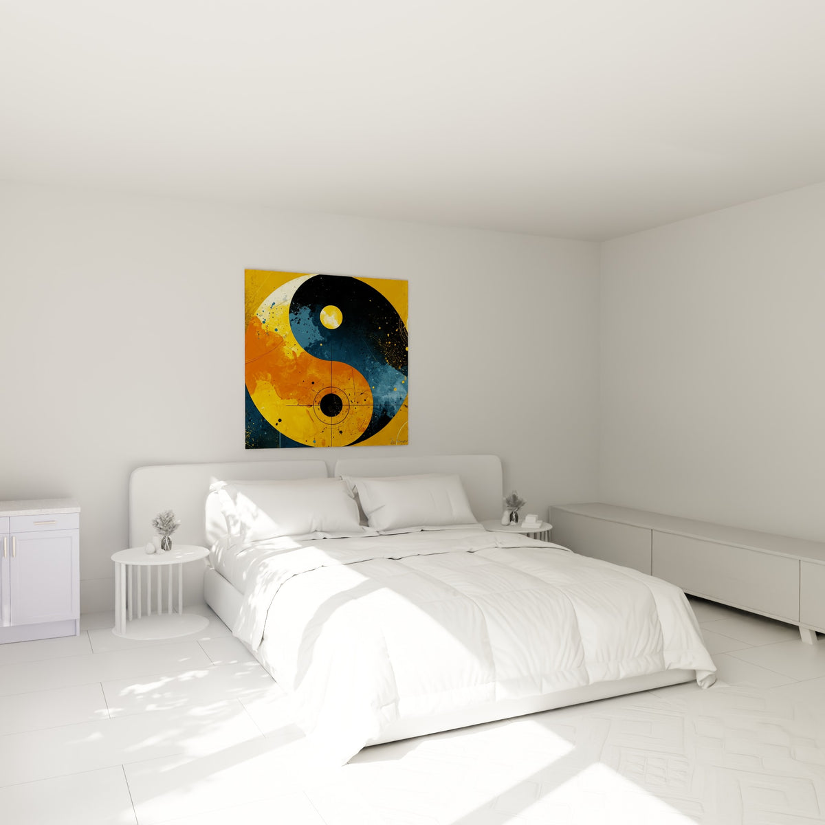 Cercles dorés et bleu marine du Yin Yang accrochés au-dessus d'un lit dans une chambre claire