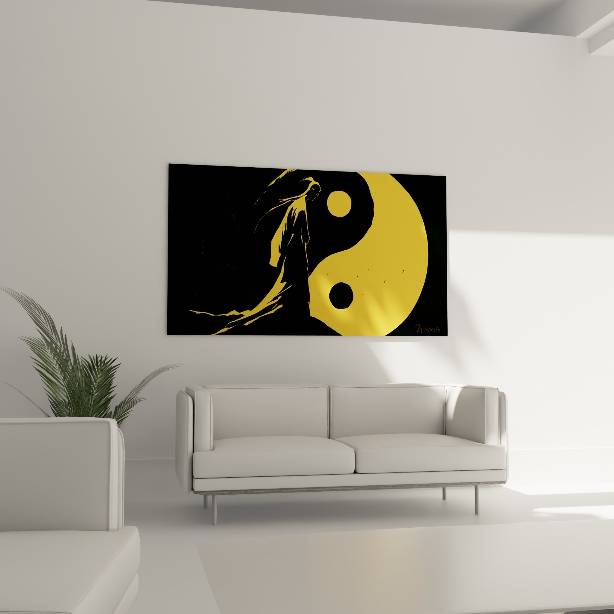 Figure au drapé noir face au disque Yin Yang doré, suspendue au-dessus d'un canapé dans un salon lumineux