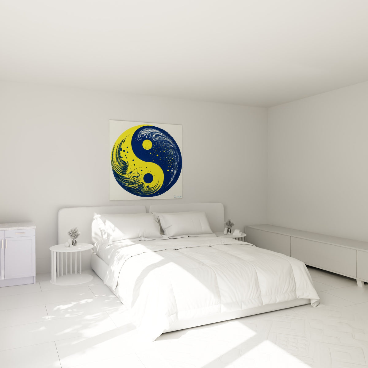 Yin Yang jaune et bleu marine étoilé, accroché au-dessus d'un lit dans une chambre claire