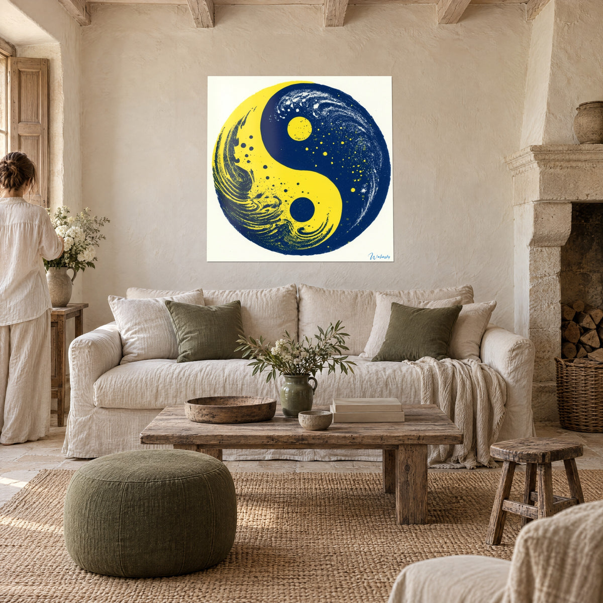 Πίνακας σύμβολο yin yang σε κίτρινο λεμονί και σκούρο μπλε, δινωτά κύματα, βλέπουν δύο άτομα πάνω από έναν καναπέ σε φωτεινό σαλόνι