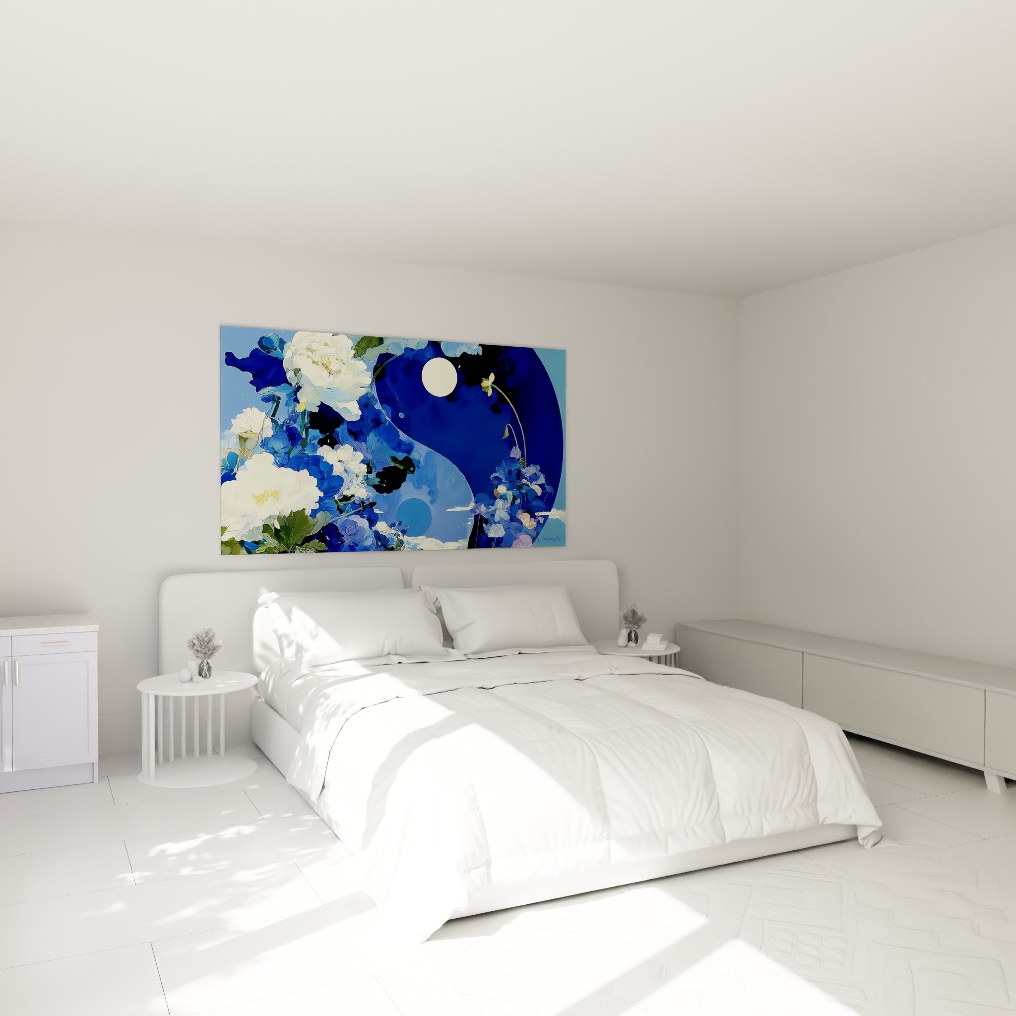Yin Yang fleuri bleu marine et blanc ivoire, lune éclatante, au-dessus d'un lit dans une chambre claire