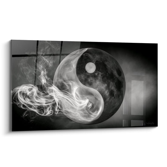 Yin Yang en fumée blanche et sphère anthracite texturée, symbole d'équilibre en noir et blanc