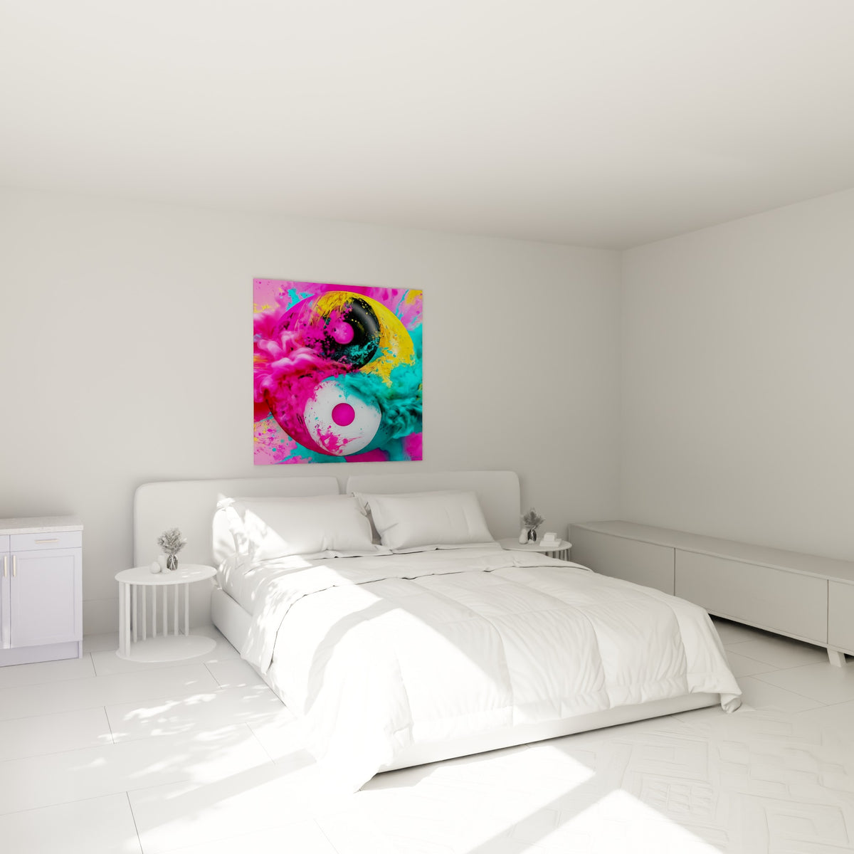 Yin Yang explosif en rose et turquoise accroché au-dessus d'un lit dans une chambre claire