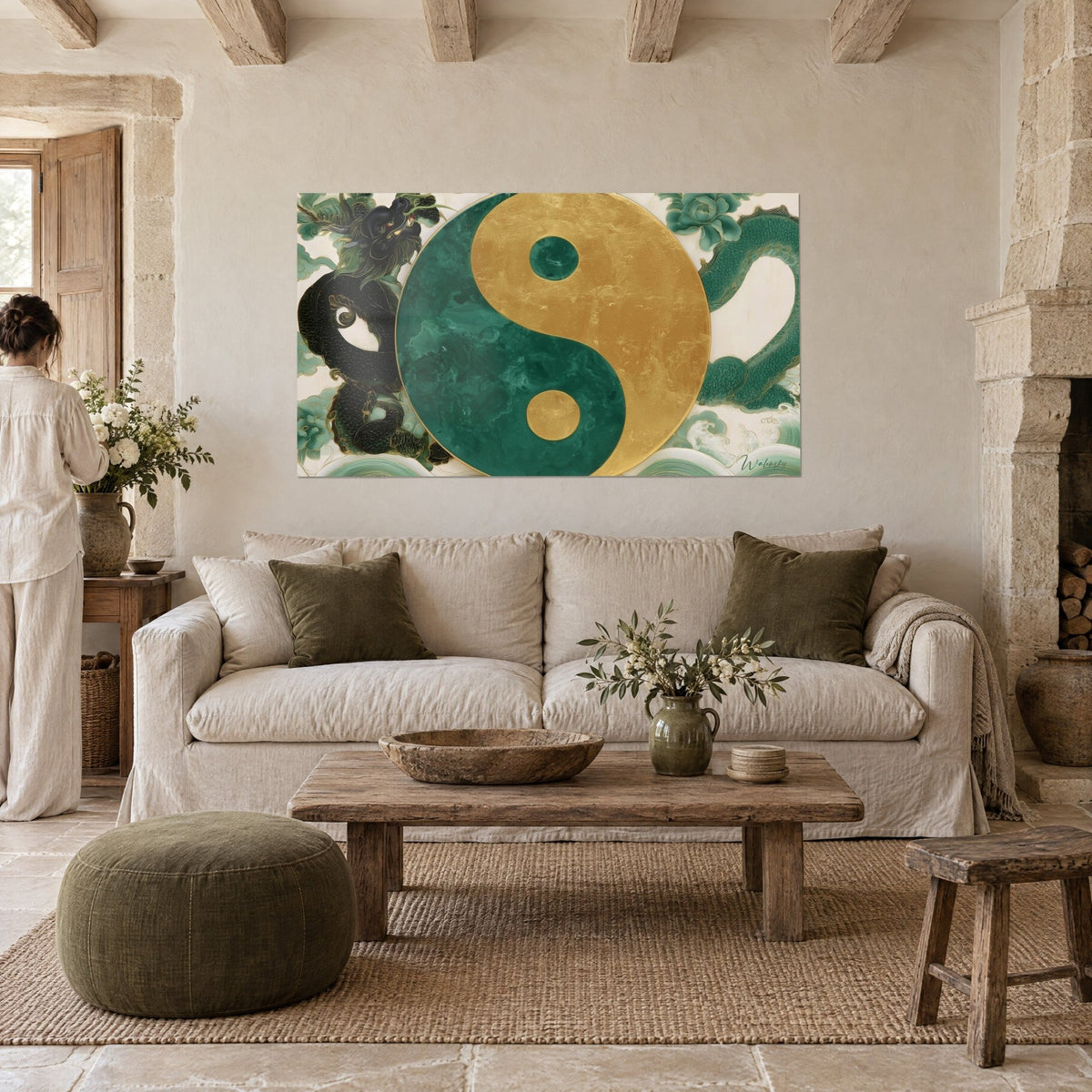 Gemälde mit Yin-Yang-Symbol in Smaragdgrün und Blattgold, schwarze und jadegrüne Drachen auf elfenbeinfarbenem Grund, über einem Sofa in einem hellen Wohnzimmer