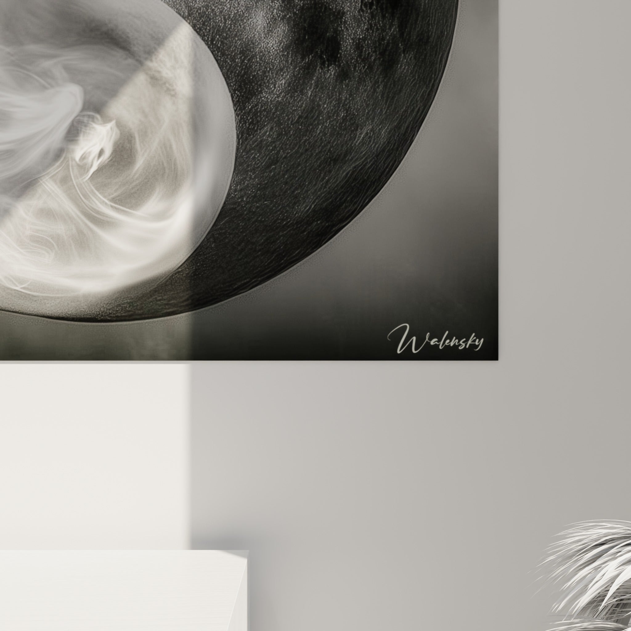 Grain minéral noir et courbes de fumée blanche se touchant sur la toile du Yin Yang