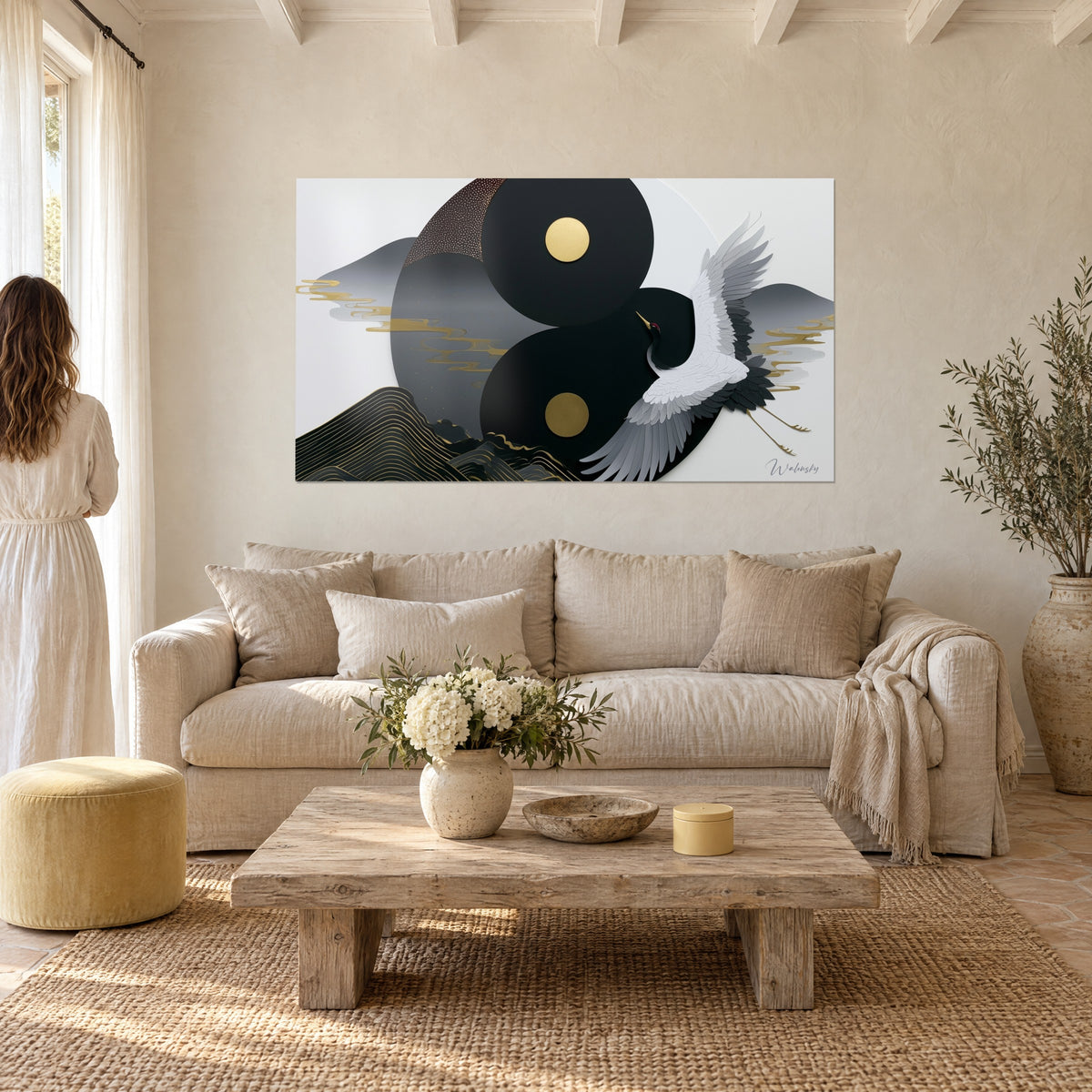 Tableau grue aux plumes grises déployées sur un disque yin yang noir et or, au-dessus d'un canapé dans un salon lumineux