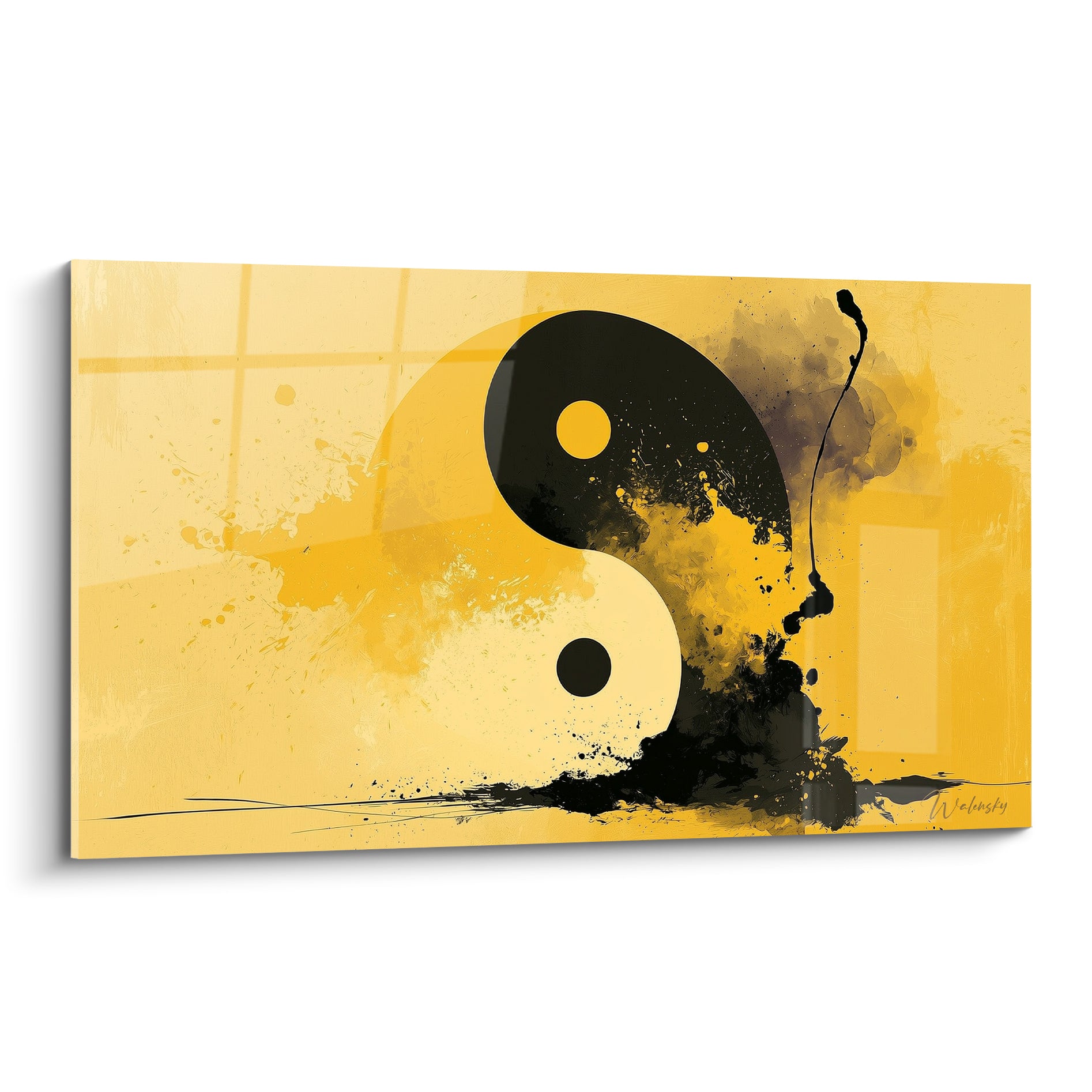 Symbole Yin Yang noir et jaune doré aux éclaboussures d'encre expressives sur fond moutarde