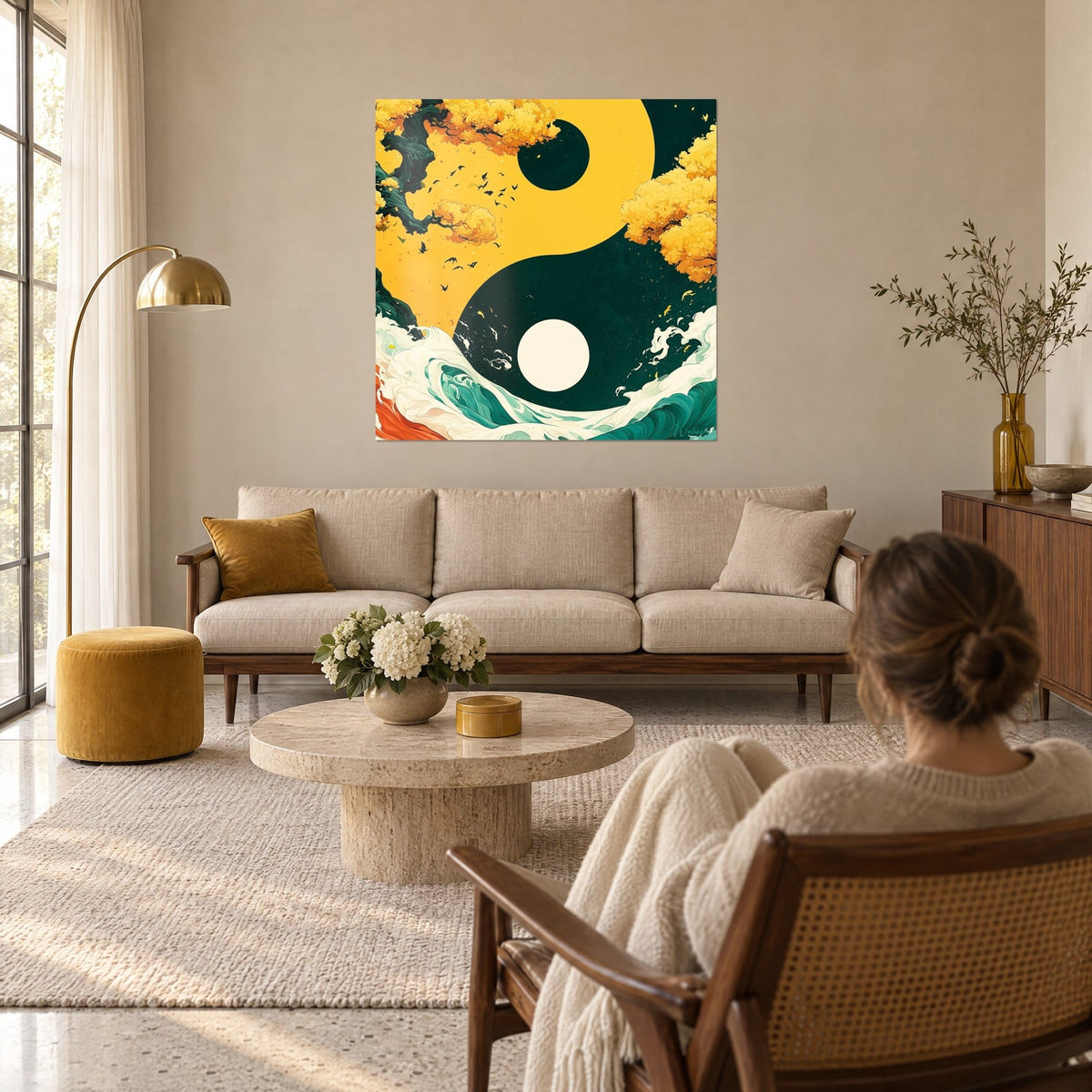 Schilderij yin yang in goud en donkergroen, oker bloeiende takken en een witte schuimgolf, boven een bank in een lichte woonkamer