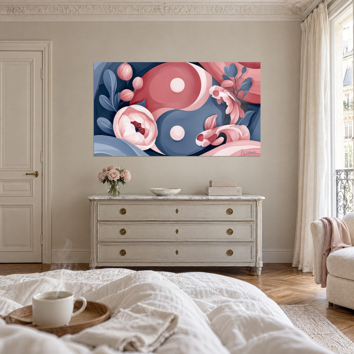 Quadro con cerchi rosa corallo e blu acciaio con carpe koi e boccioli, di fronte a una persona di spalle, sopra un letto in una camera luminosa