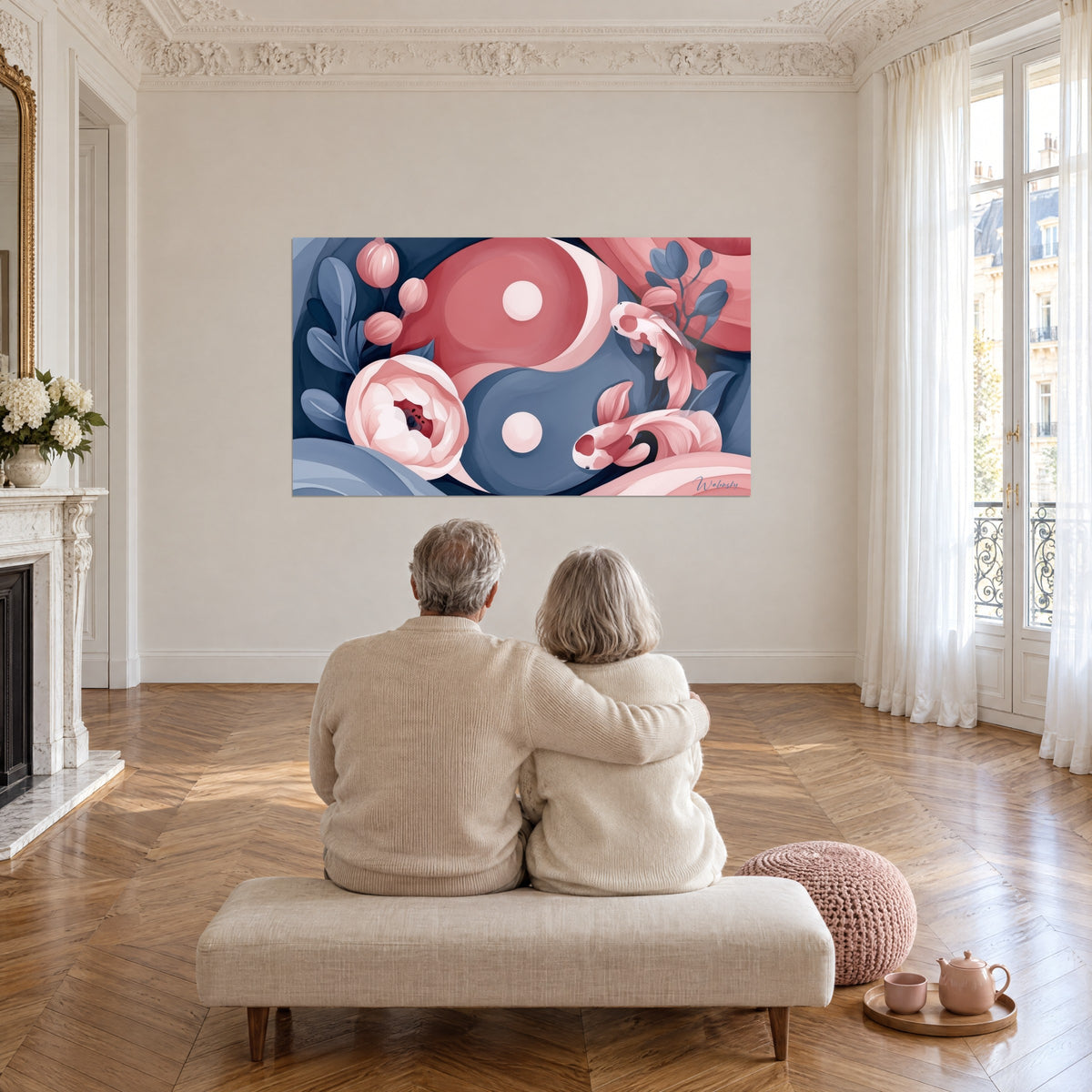 Quadro equilibrio in rosa e blu con pesci koi, coppia anziana abbracciata di spalle su una panchina, grande stanza haussmanniana e parquet a spina ungherese