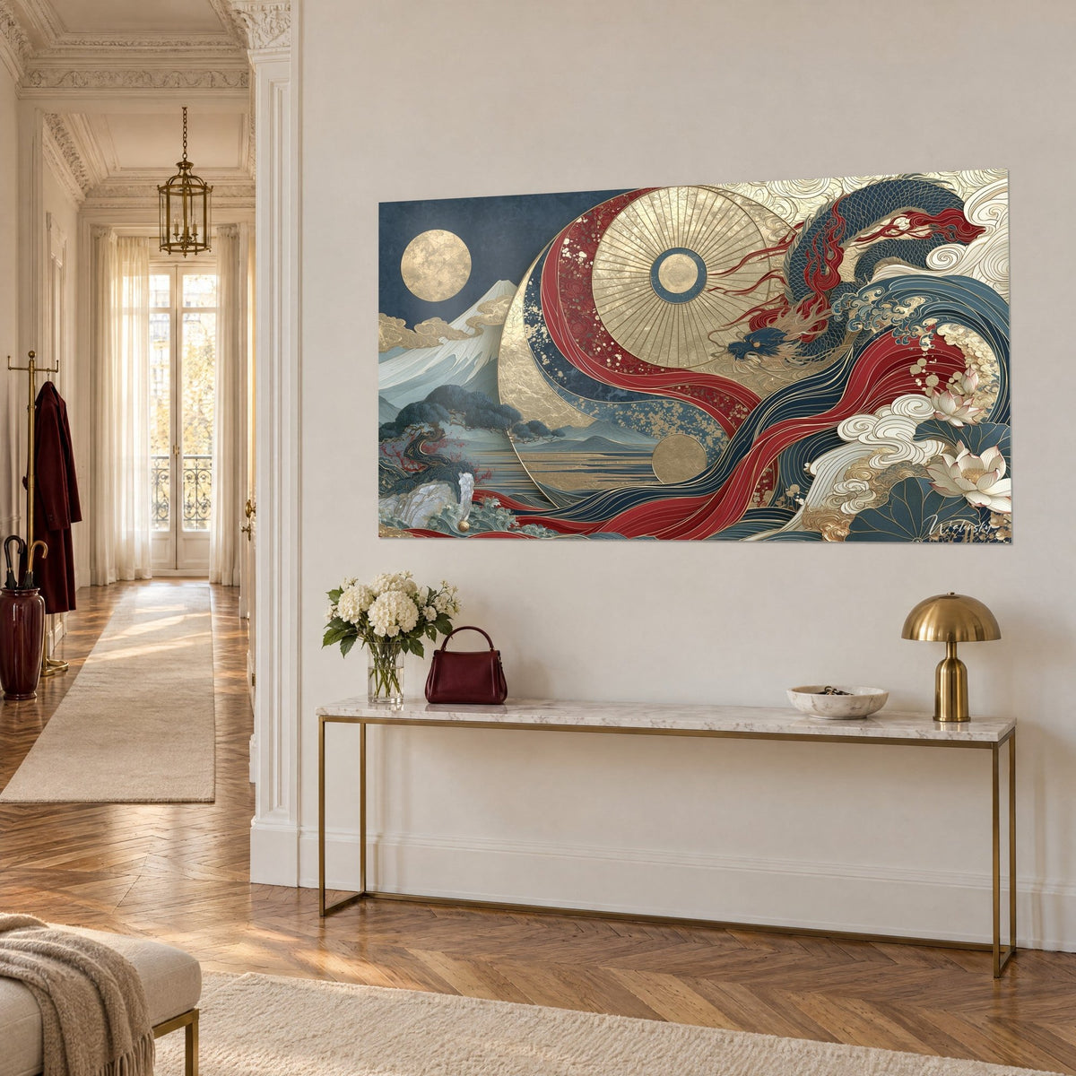 Cuadro serpiente celestial de escamas azul marino y olas escarlata bordeadas de oro, en la pared de un pasillo claro estilo haussmanniano
