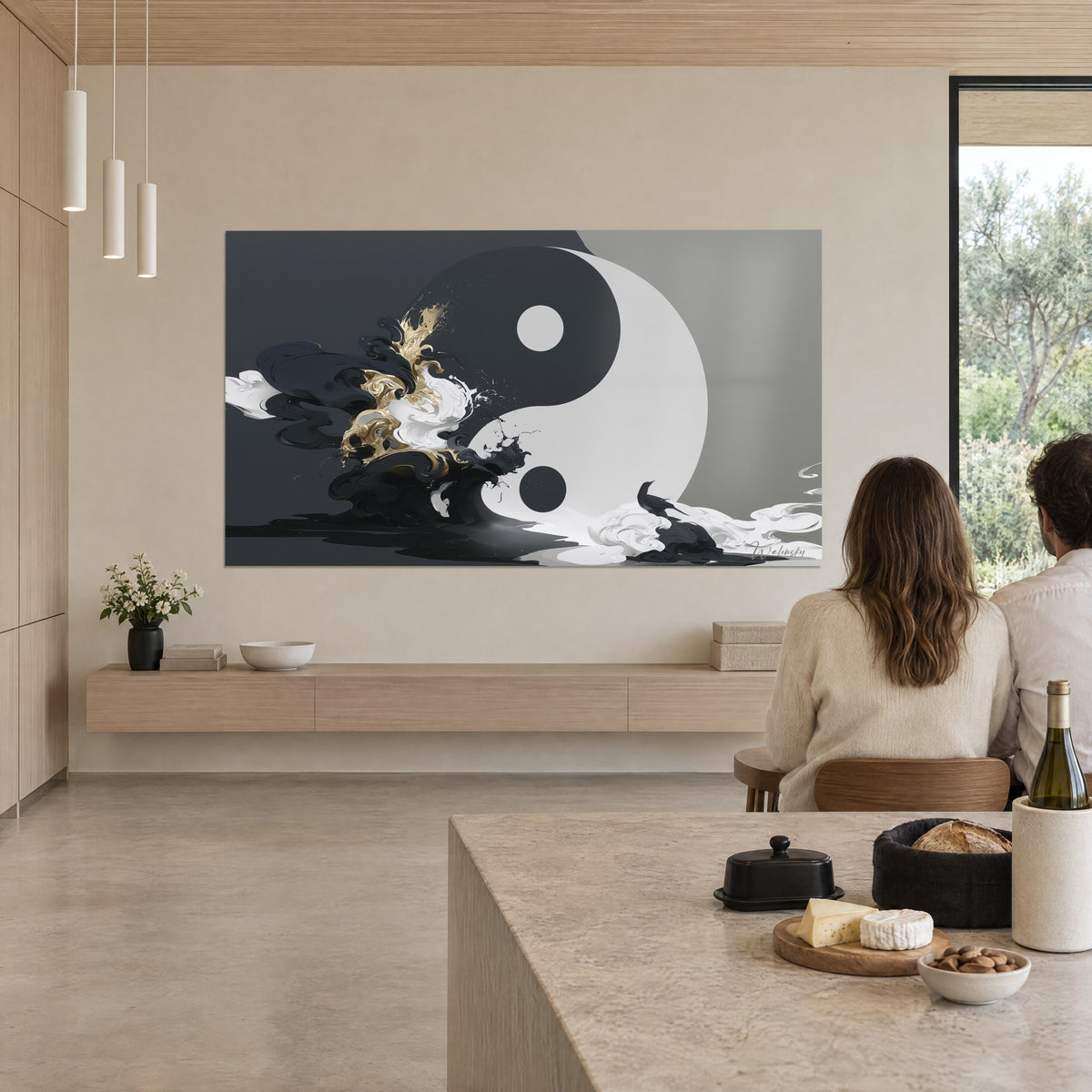 Tableau volutes d'encre noire et crème, jaillissement doré, observé par deux convives de dos devant un îlot de cuisine en pierre claire