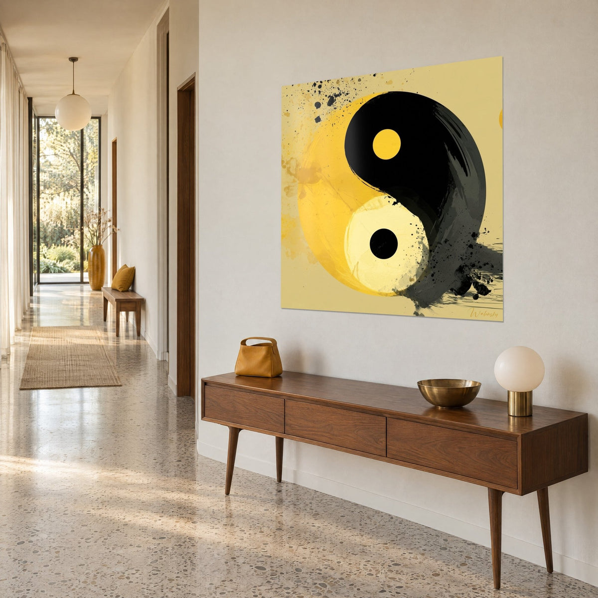 Schilderij cirkel van zwarte inkt en saffraangeel met verspreide druppels, driekwart zicht in een gang, boven een houten console