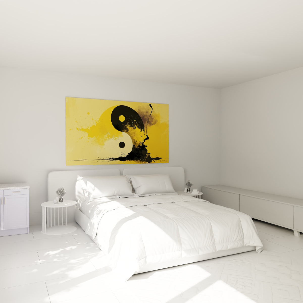 Symbole Yin Yang jaune et noir accroché au-dessus d'un lit dans une chambre claire et épurée